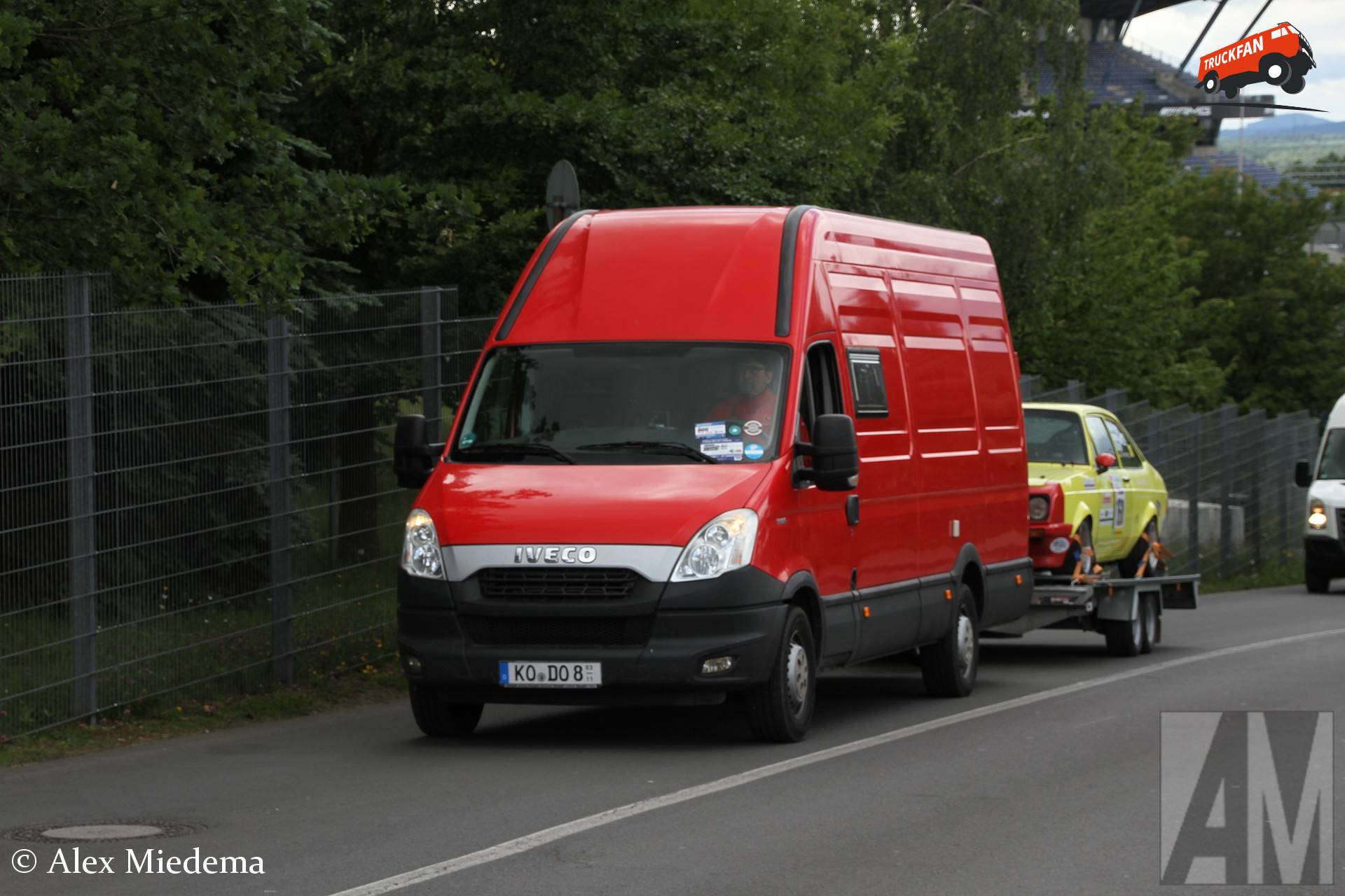 Iveco Daily racetransporter met Ford Escort
