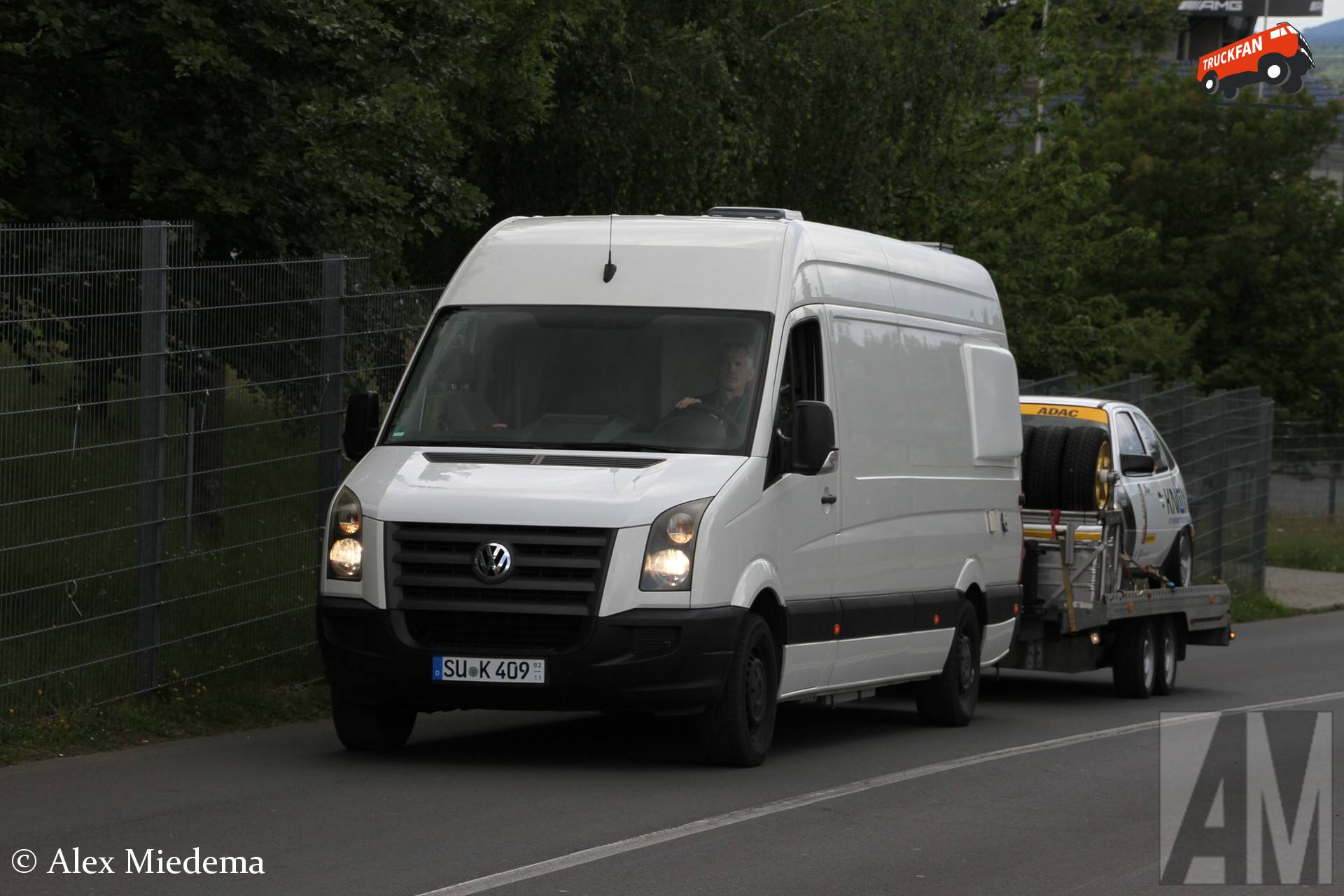 Volkswagen Crafter met Humbaur aanhangwagen bij Nürburgring