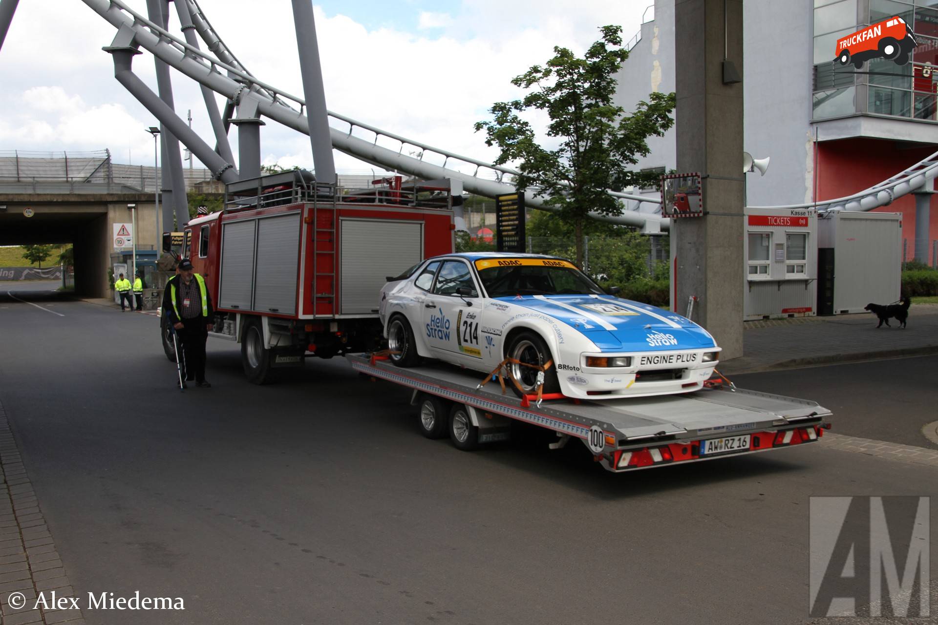 Mercedes-Benz LAF1113 met Porsche 924 op Fit-Zel aanhangwagen