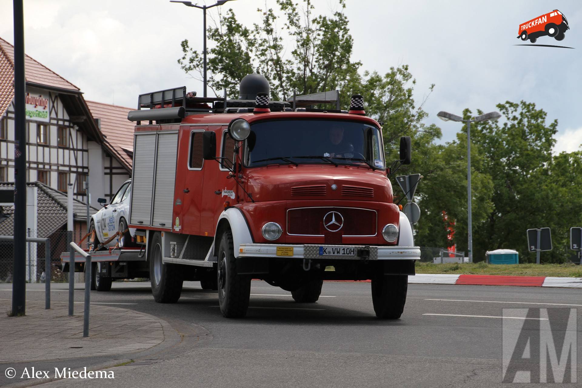 Mercedes-Benz LAF1113 met Porsche 924 op Fit-Zel aanhangwagen