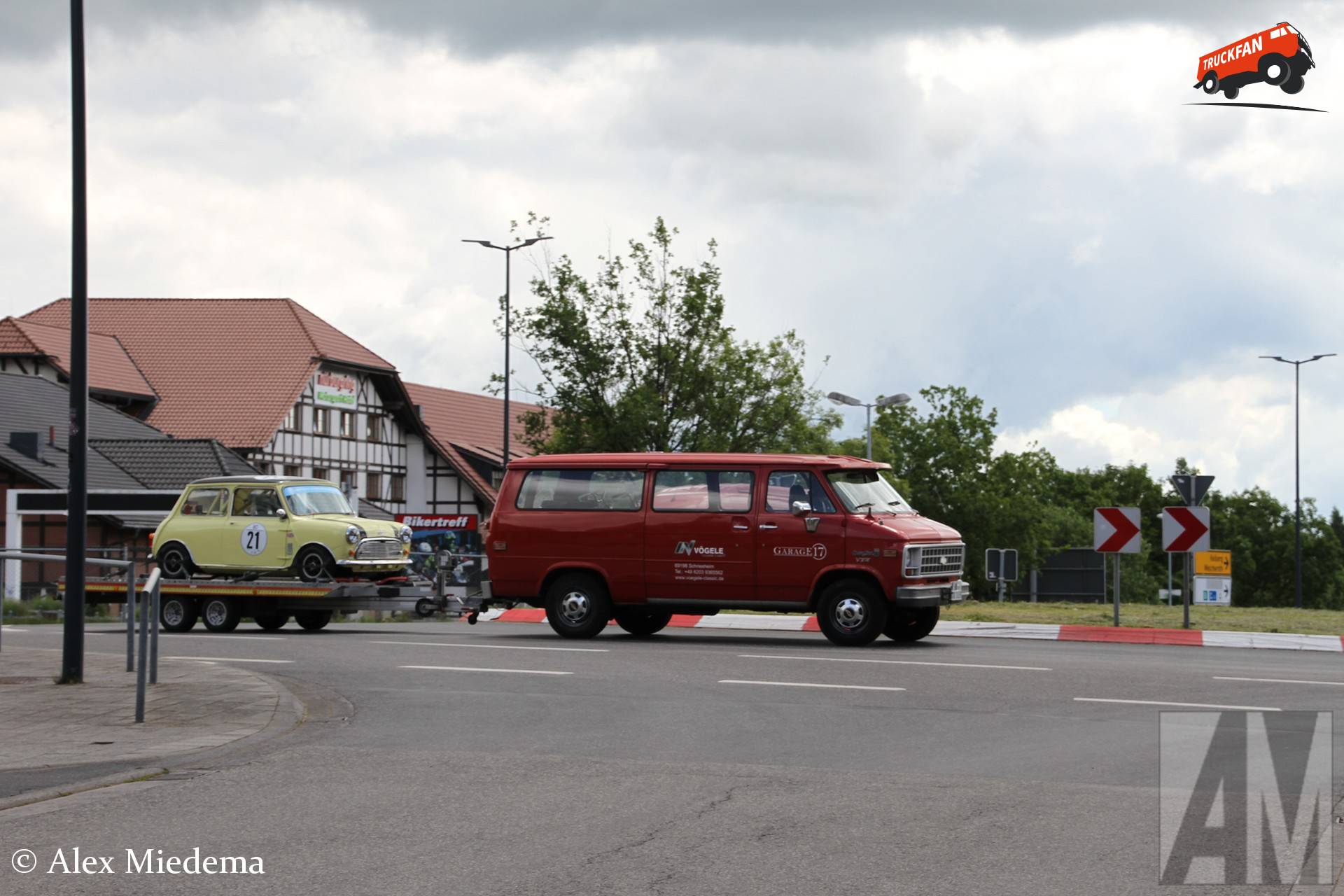 Chevrolet Chevy Van racetransporter bij Nürburgring Boulevard