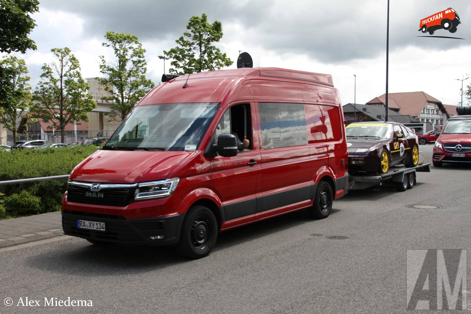 Racetransporter MAN TGE geladen met Porsche bij Nürburgring Classic 2026