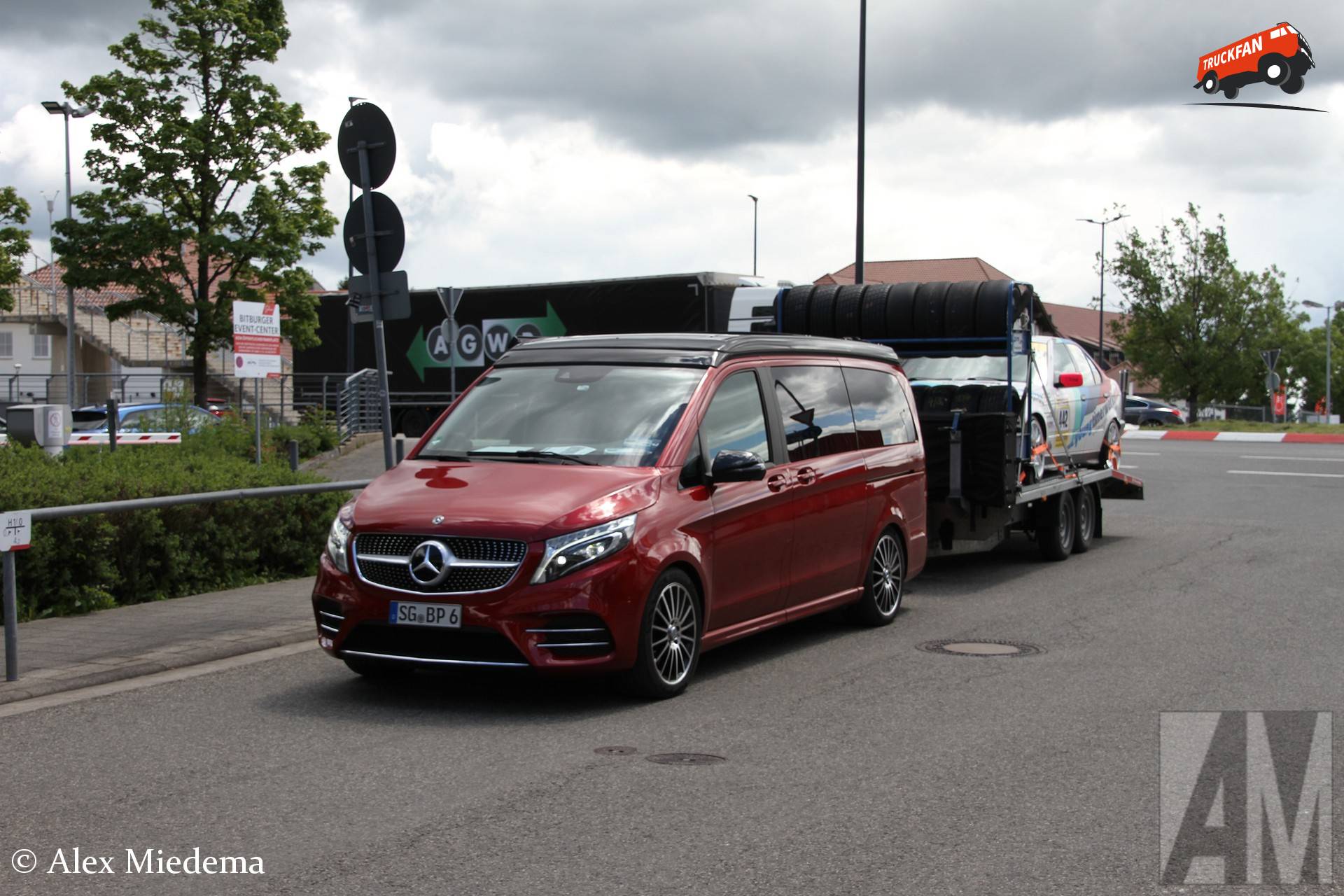 Mercedes-Benz V-klasse met Temared aanhangwagen en BMW E36