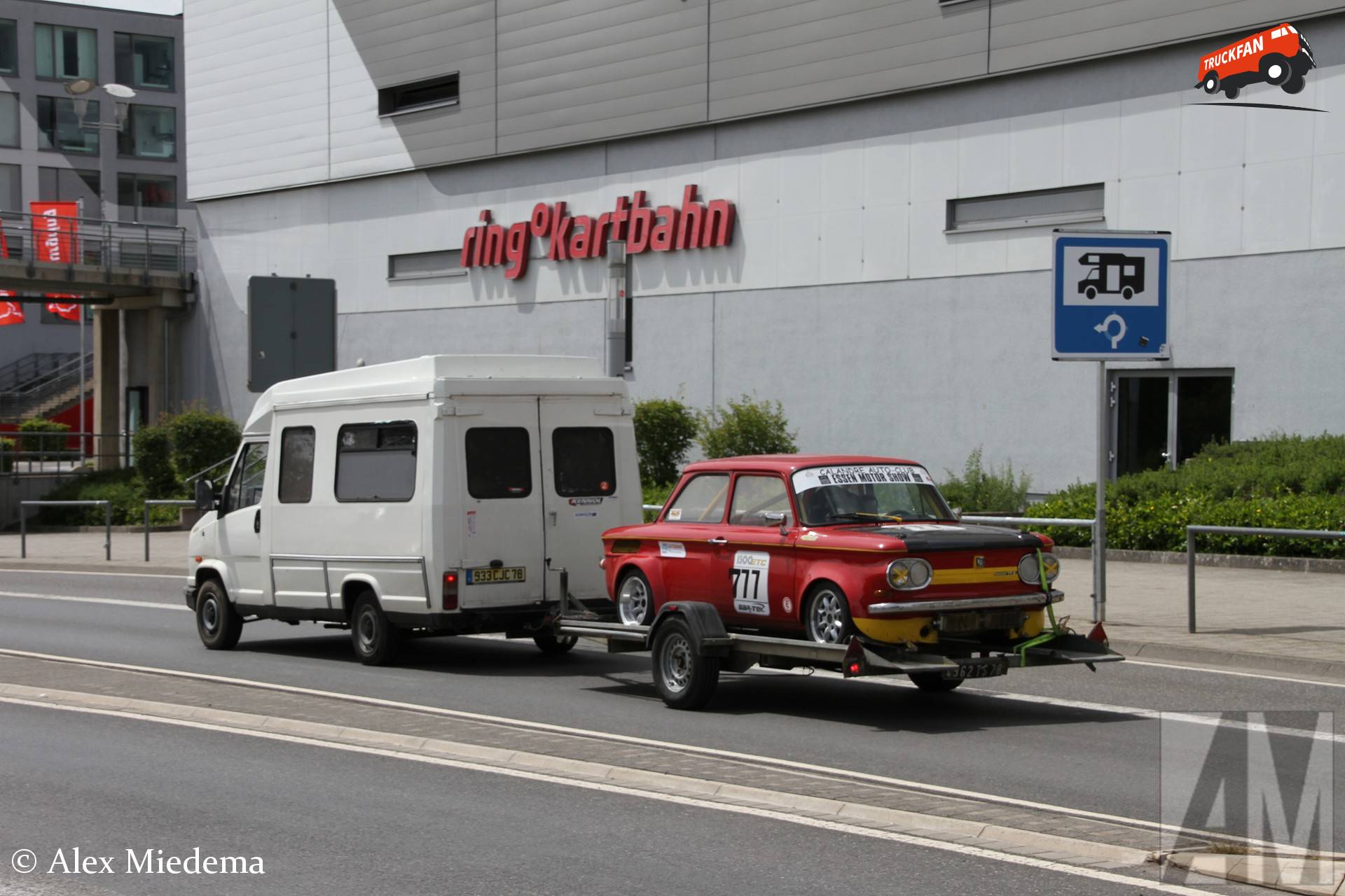 Racetransporter met Peugeot J5 en NSU 1200TT op Nürburgring