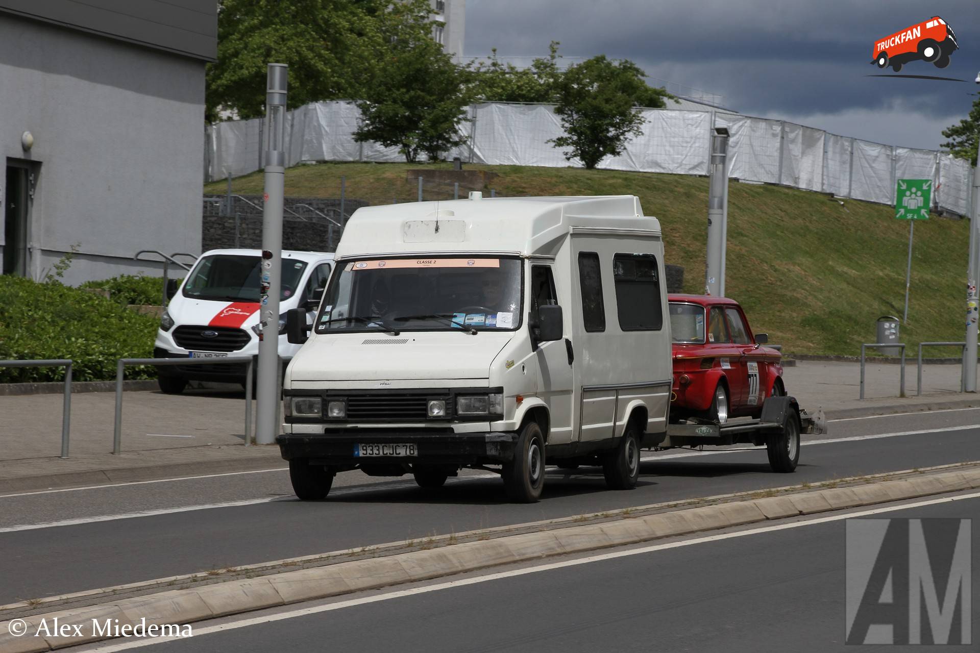 Peugeot J5 met aanhangwagen op Nürburgring Boulevard