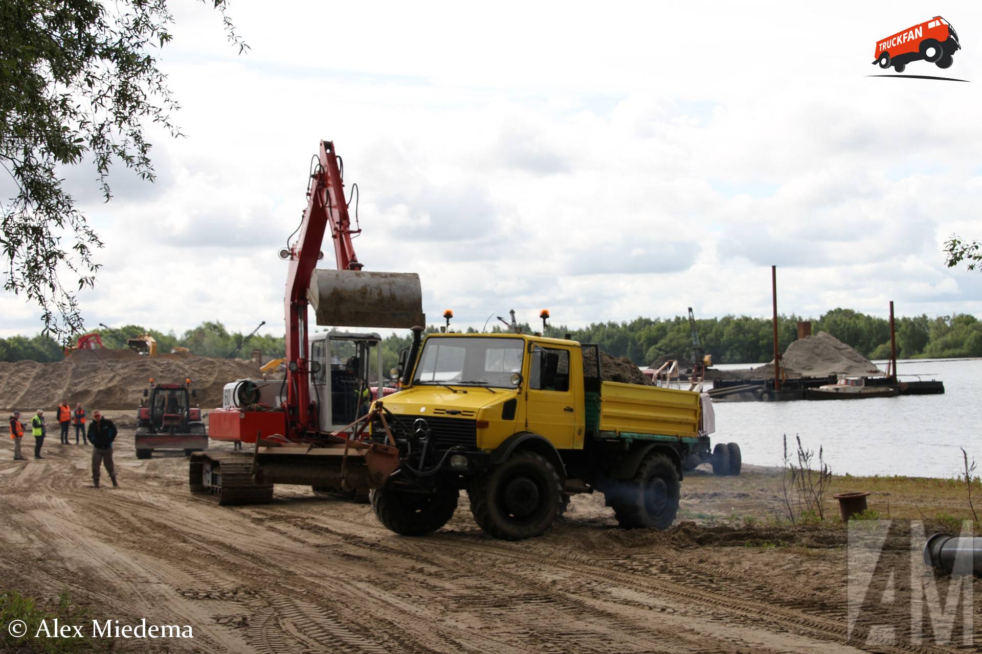 Unimog 425 bij Zandput De Dormelaar in Markelo