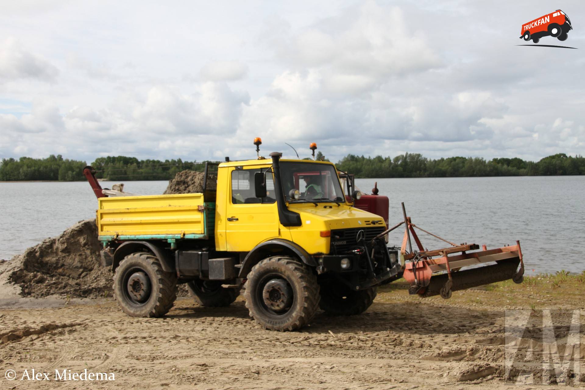 Unimog 425 bij Zandput De Dormelaar, Markelo