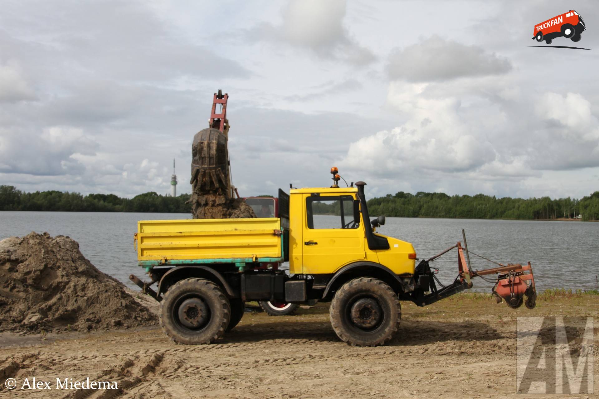 Unimog 425 bij Zandput De Dormelaar in Markelo