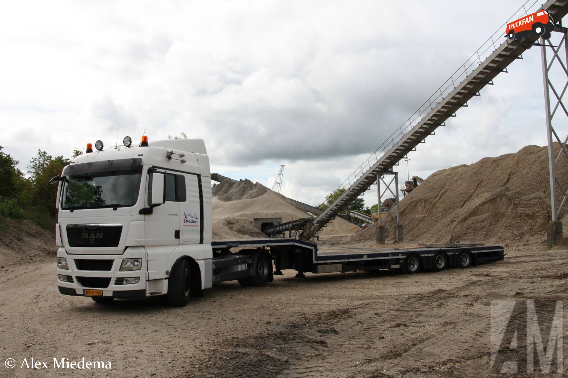 MAN TGX vrachtwagen met Nooteboom oplegger