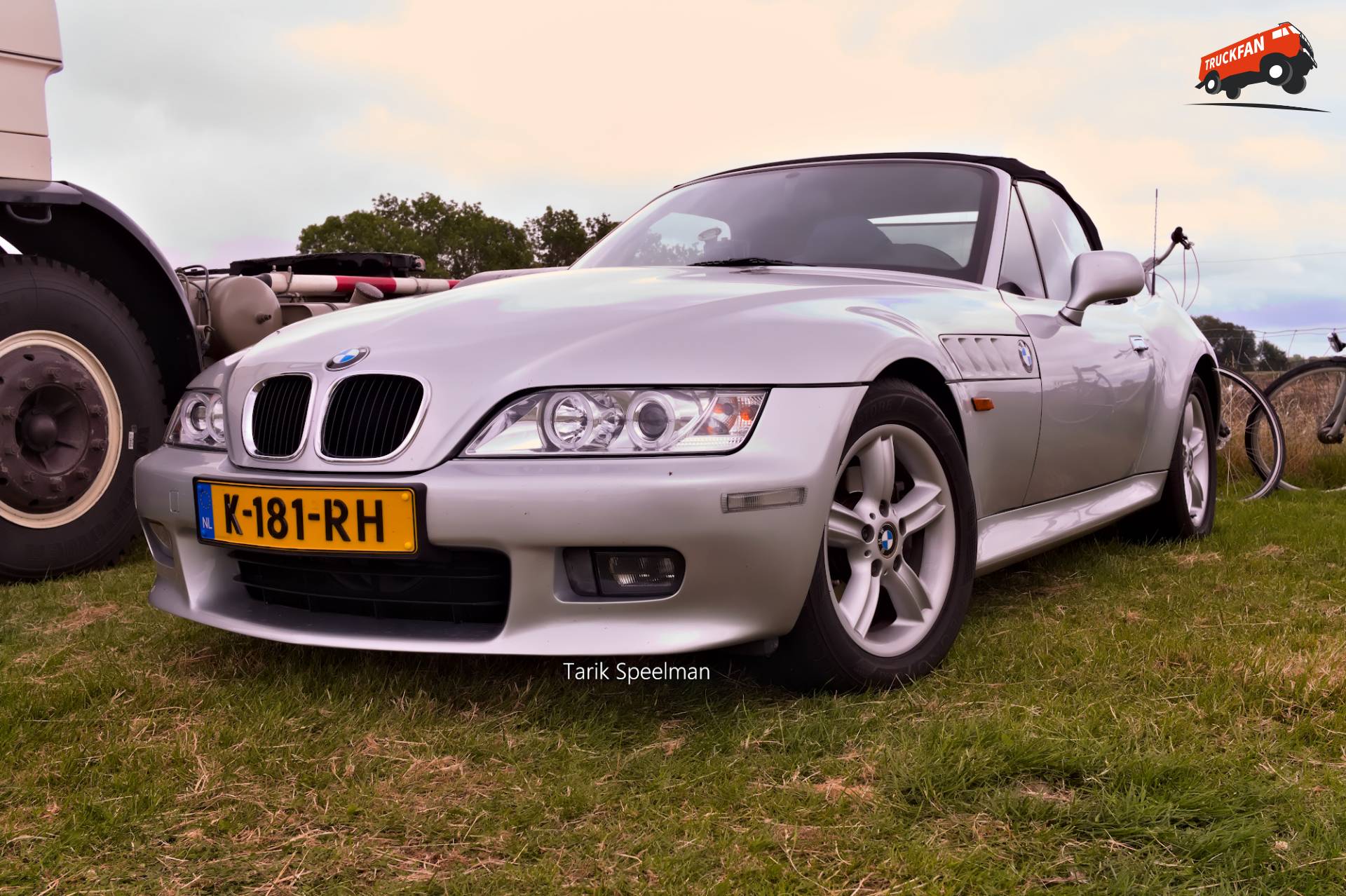 BMW Z3 softtop tijdens festival in Hensbroek