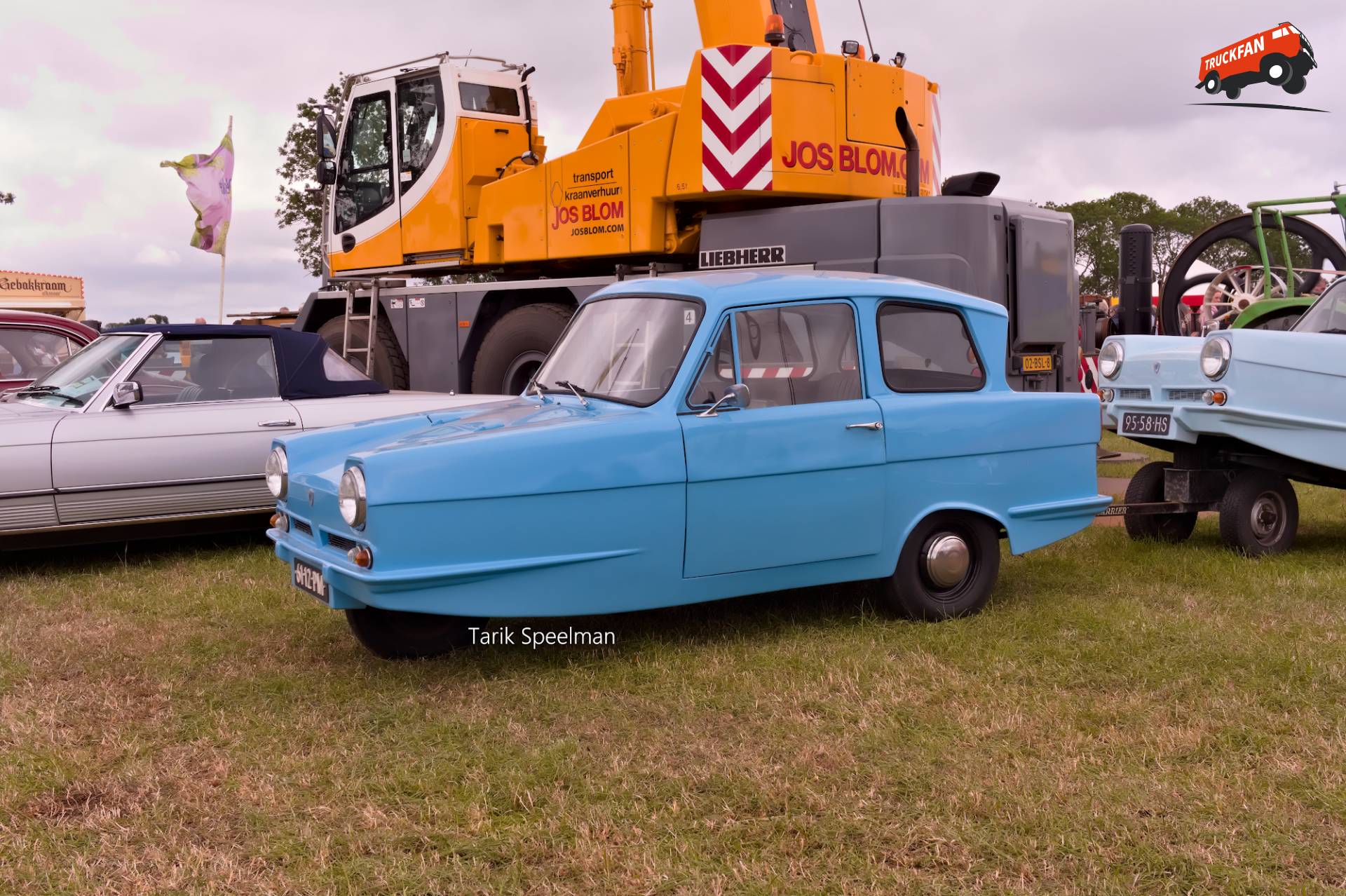 Reliant Robin personenvoertuig op historisch festival
