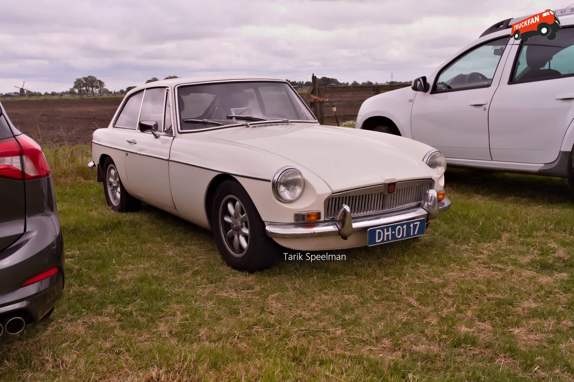 MG B GT personenauto op festival in Hensbroek