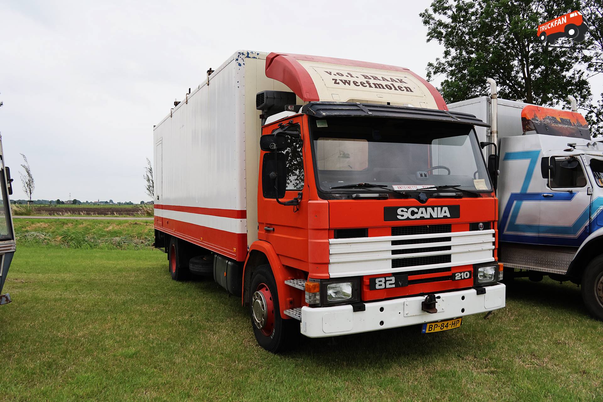 Scania 82 vrachtwagen op historisch festival