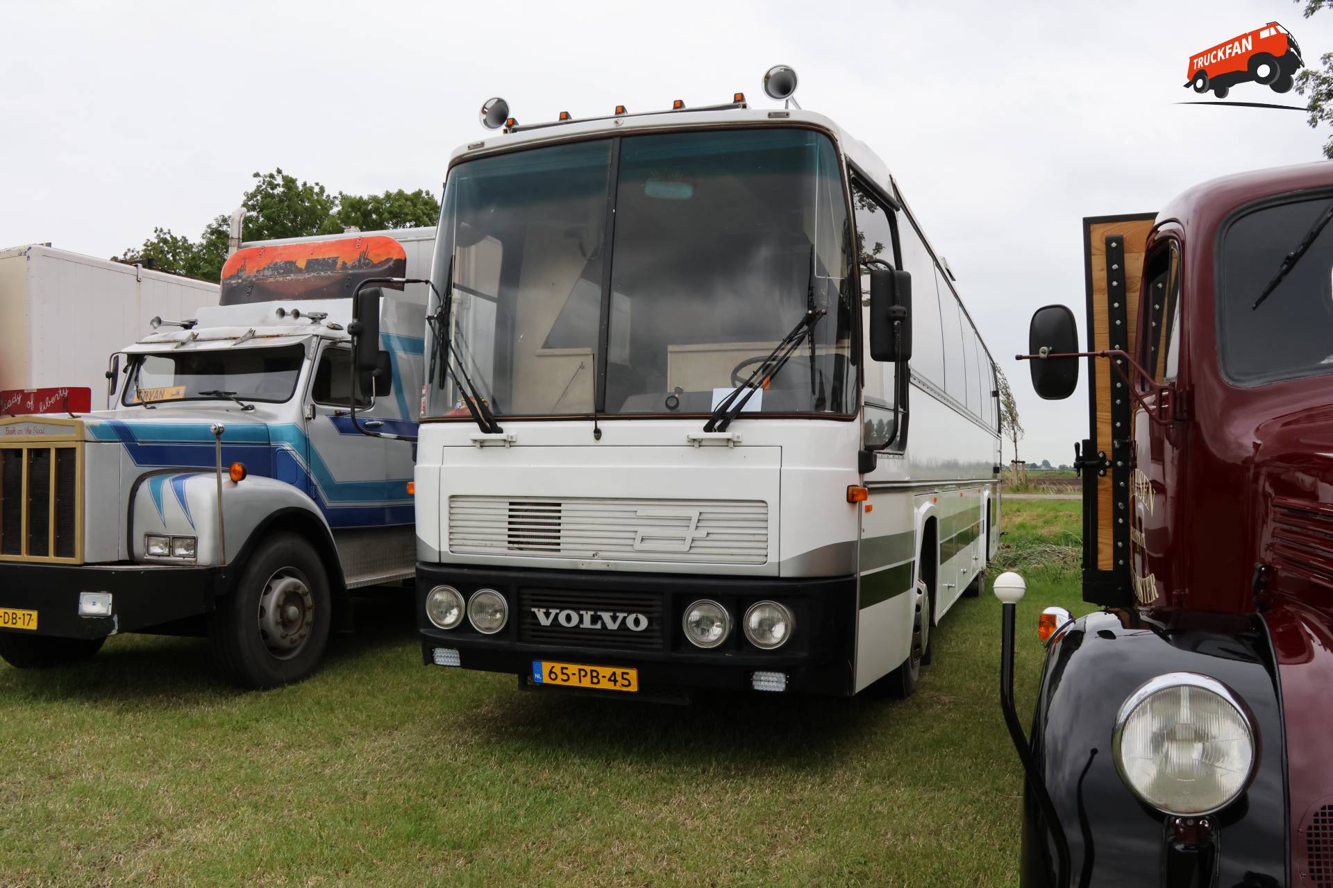Volvo B58 op historisch festival in Hensbroek