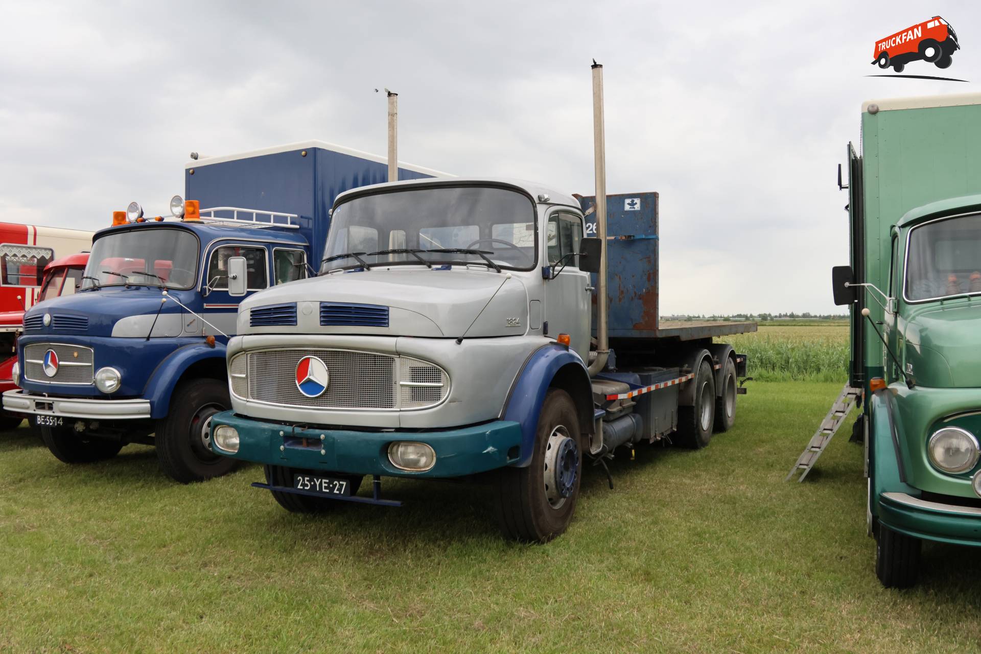 Mercedes-Benz 1824 op historisch festival in Hensbroek