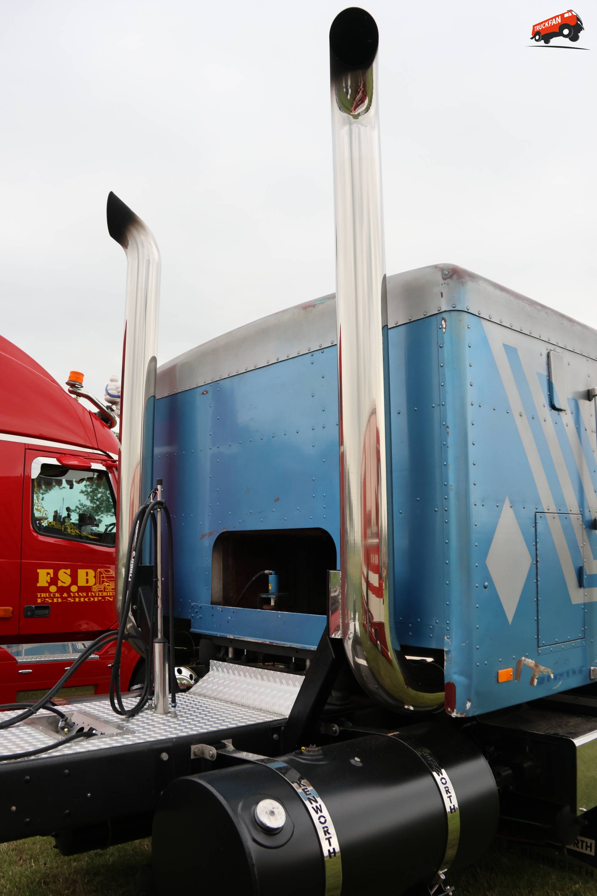 Kenworth K100 op historisch festival in Hensbroek