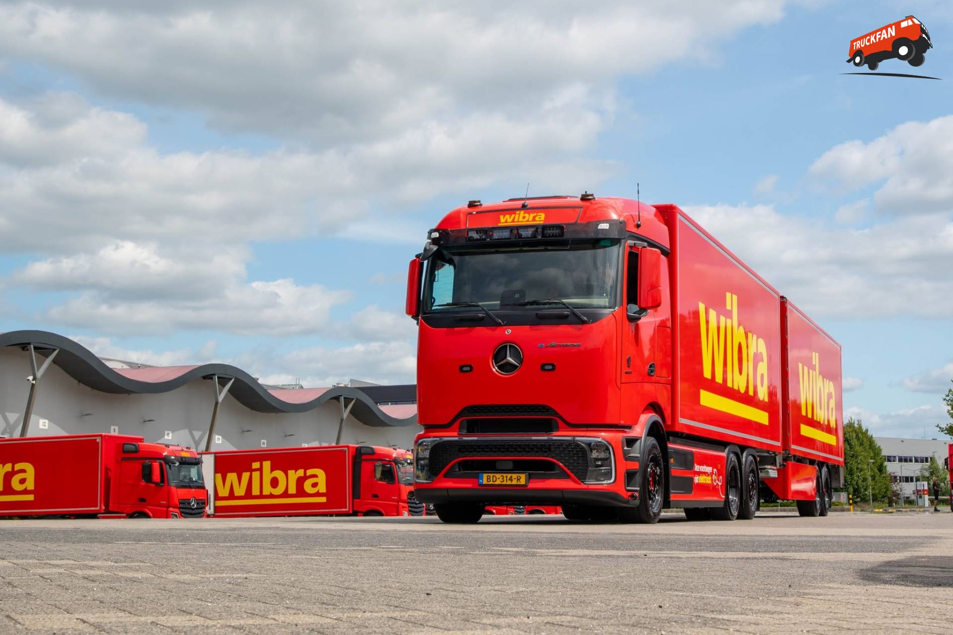Elektrische truckcombinatie eActros 600 bij Wibra
