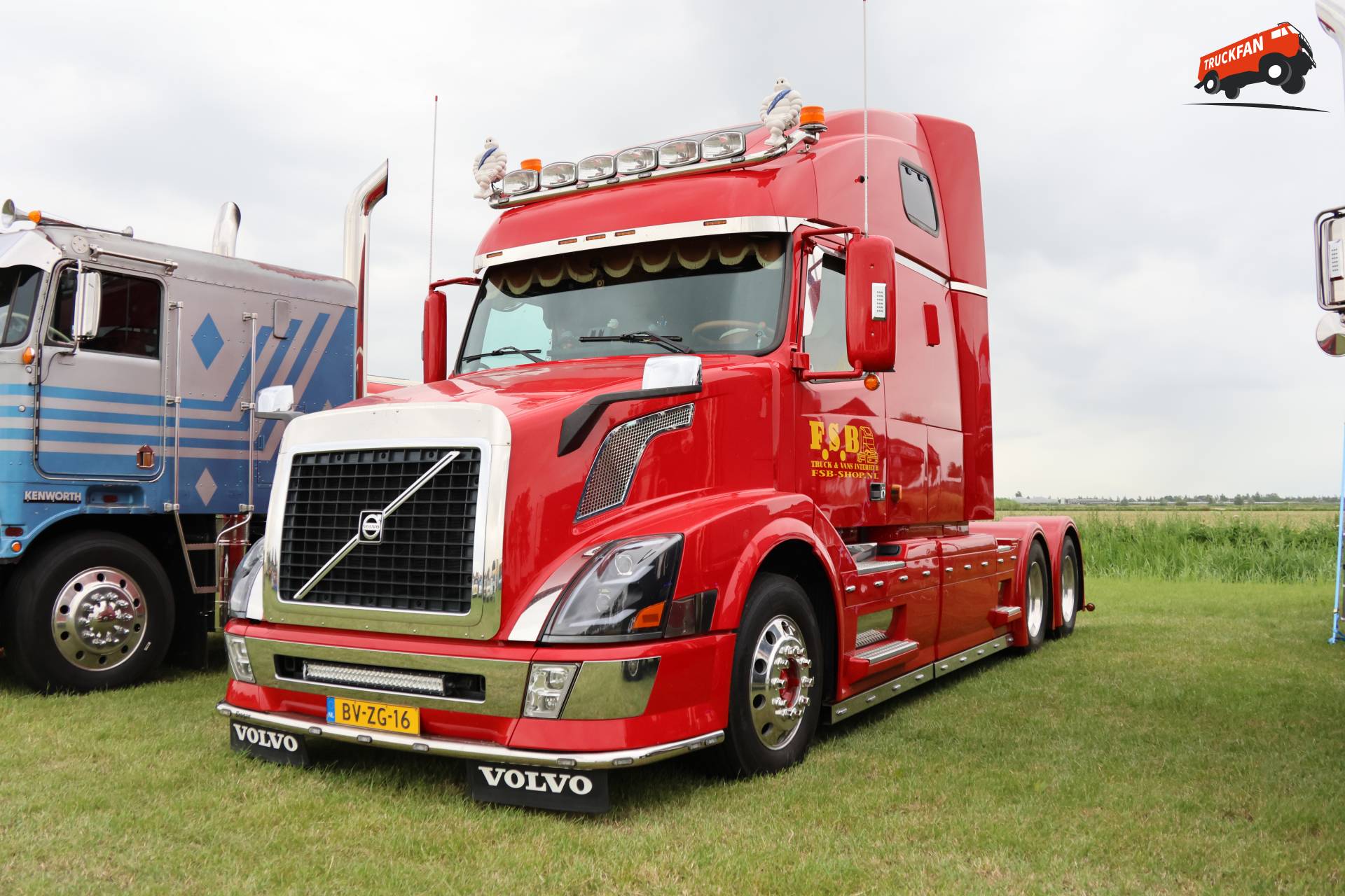 Volvo VN vrachtwagen bij historisch festival in Hensbroek