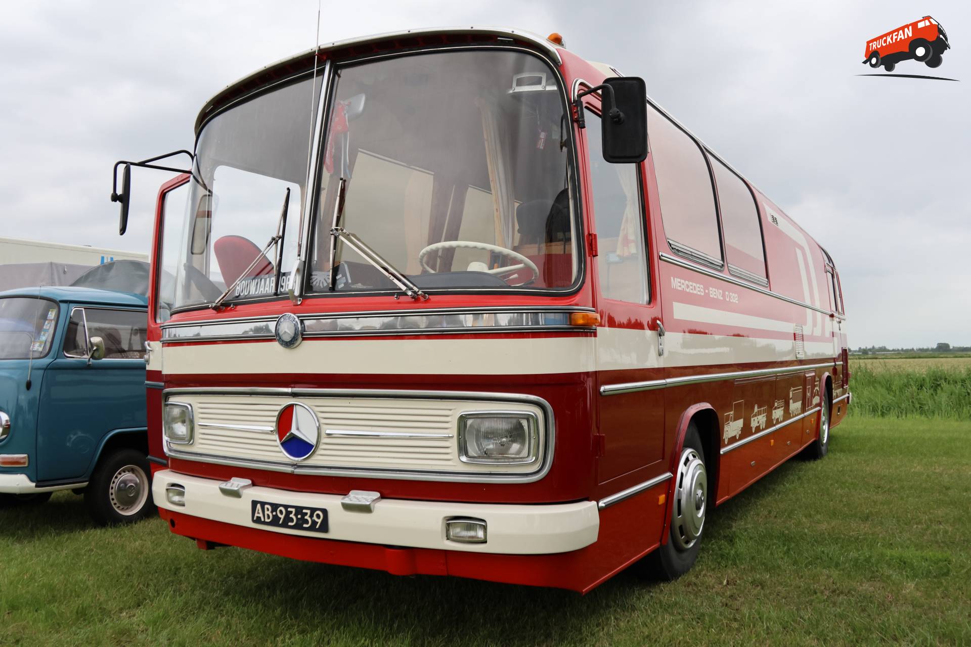 Mercedes-Benz O 302 bus bij historisch festival