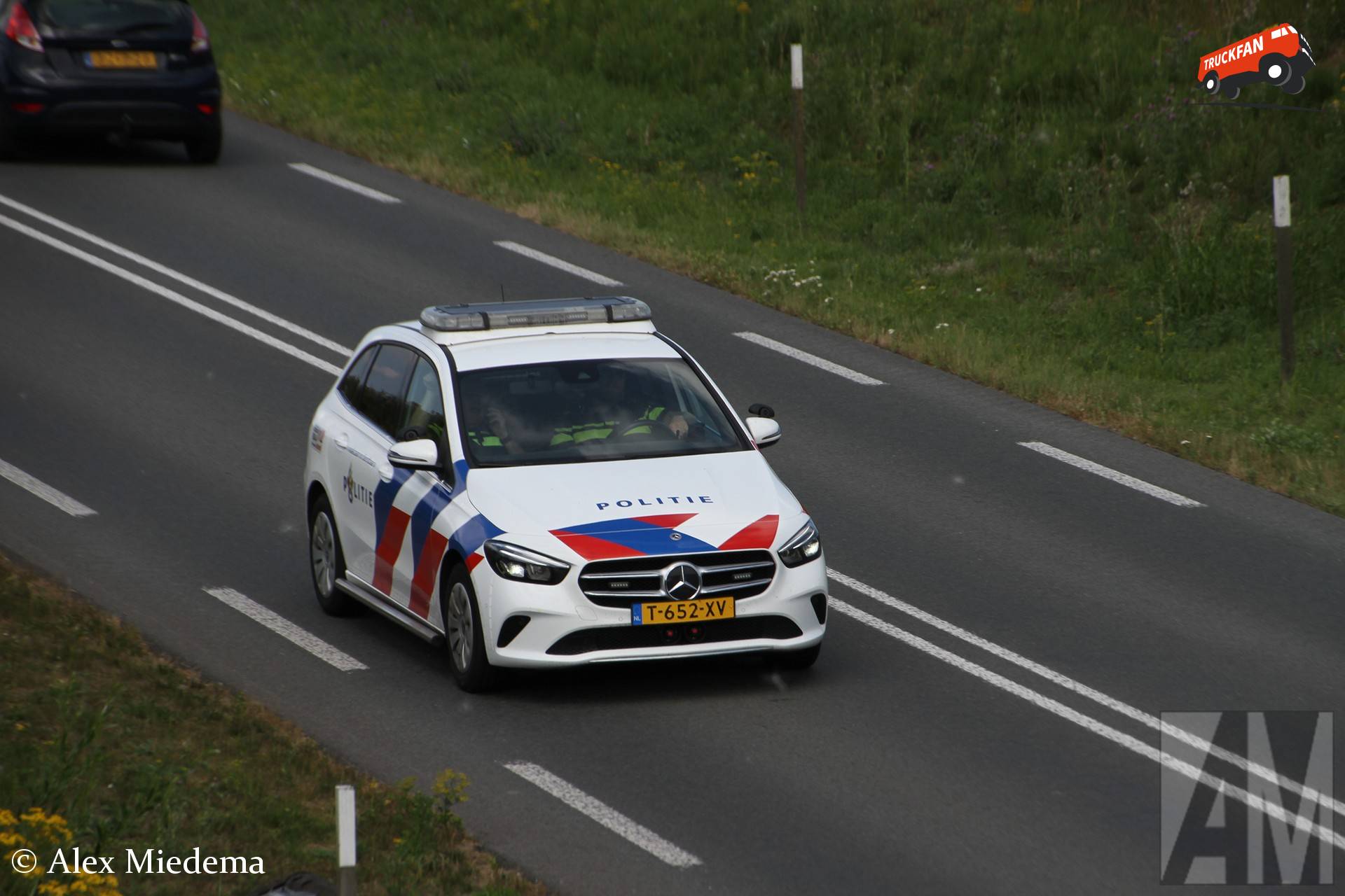 Mercedes-Benz B200D politievoertuig bij viaduct tussen Stiens en Bitgummole