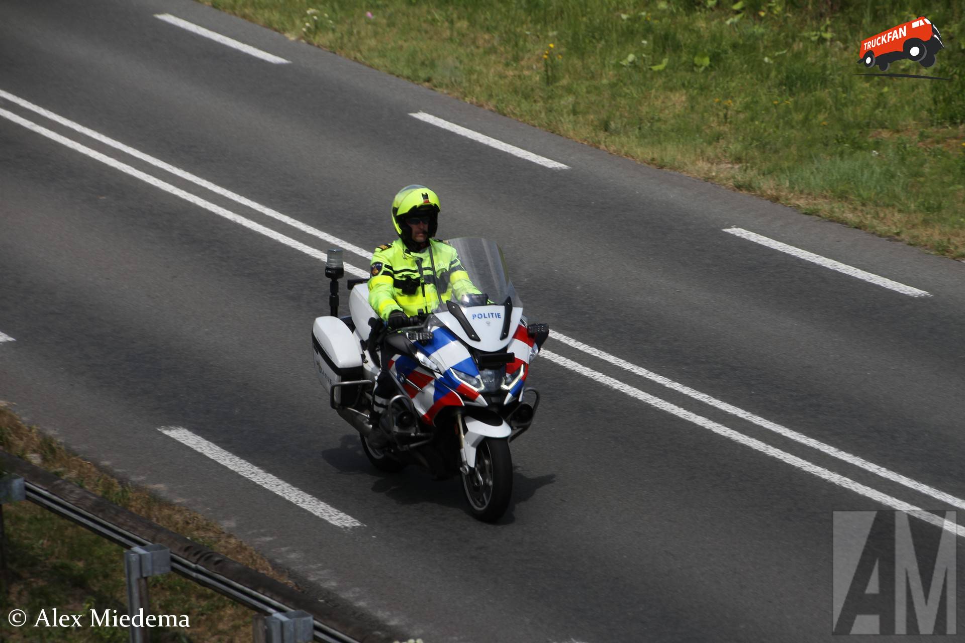 BMW motorfiets van de politie bij viaduct Langestraat