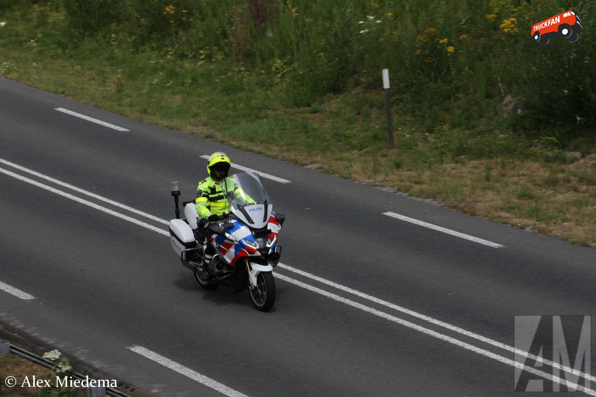 BMW motorfiets van de politie bij viaduct Langestraat