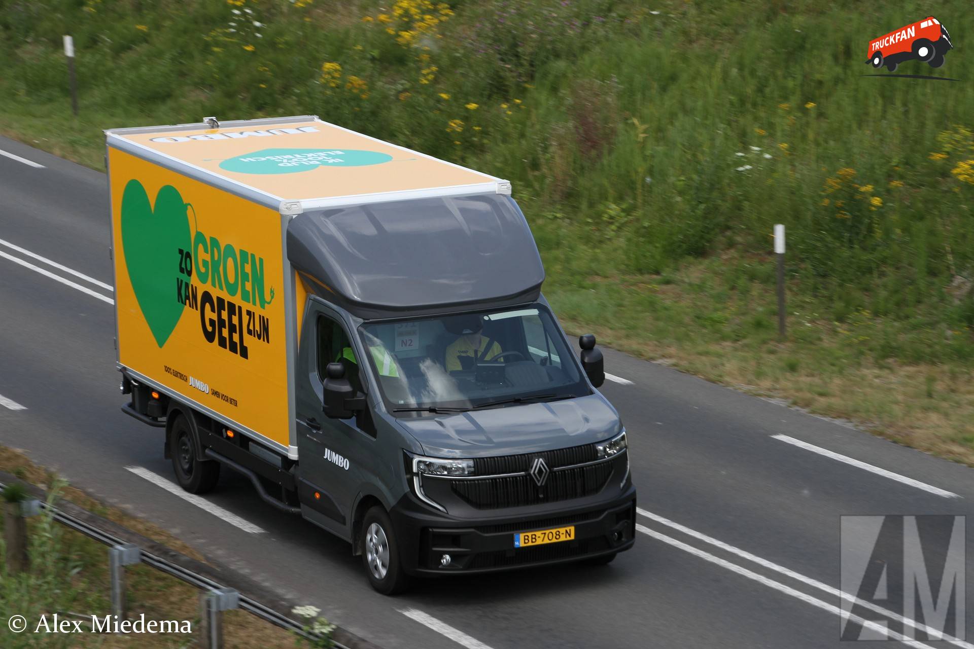 Renault Master e-Tech op vrachtwagenkenteken van Jumbo 