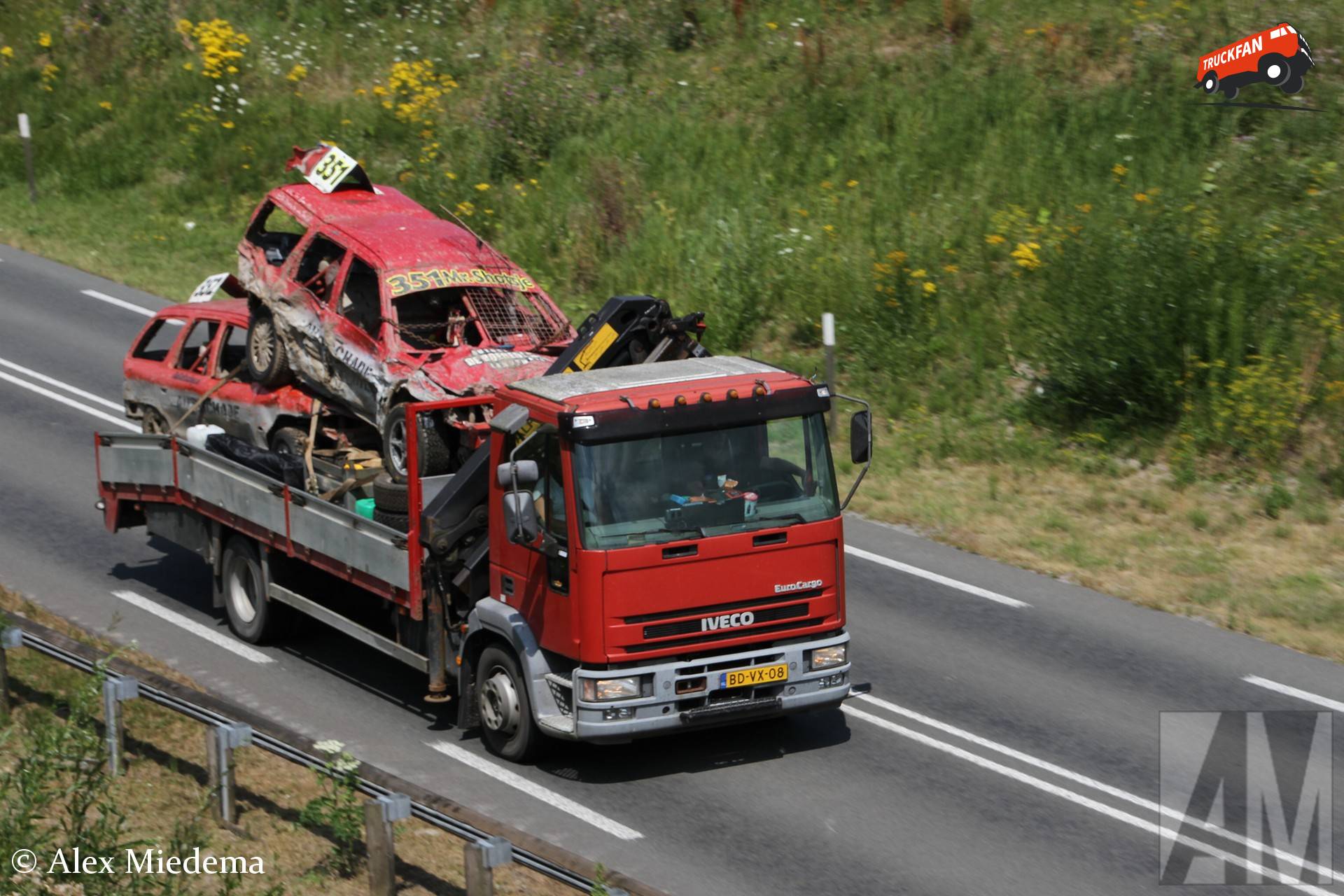 Iveco EuroCargo racetransporter bij viaduct Langestraat