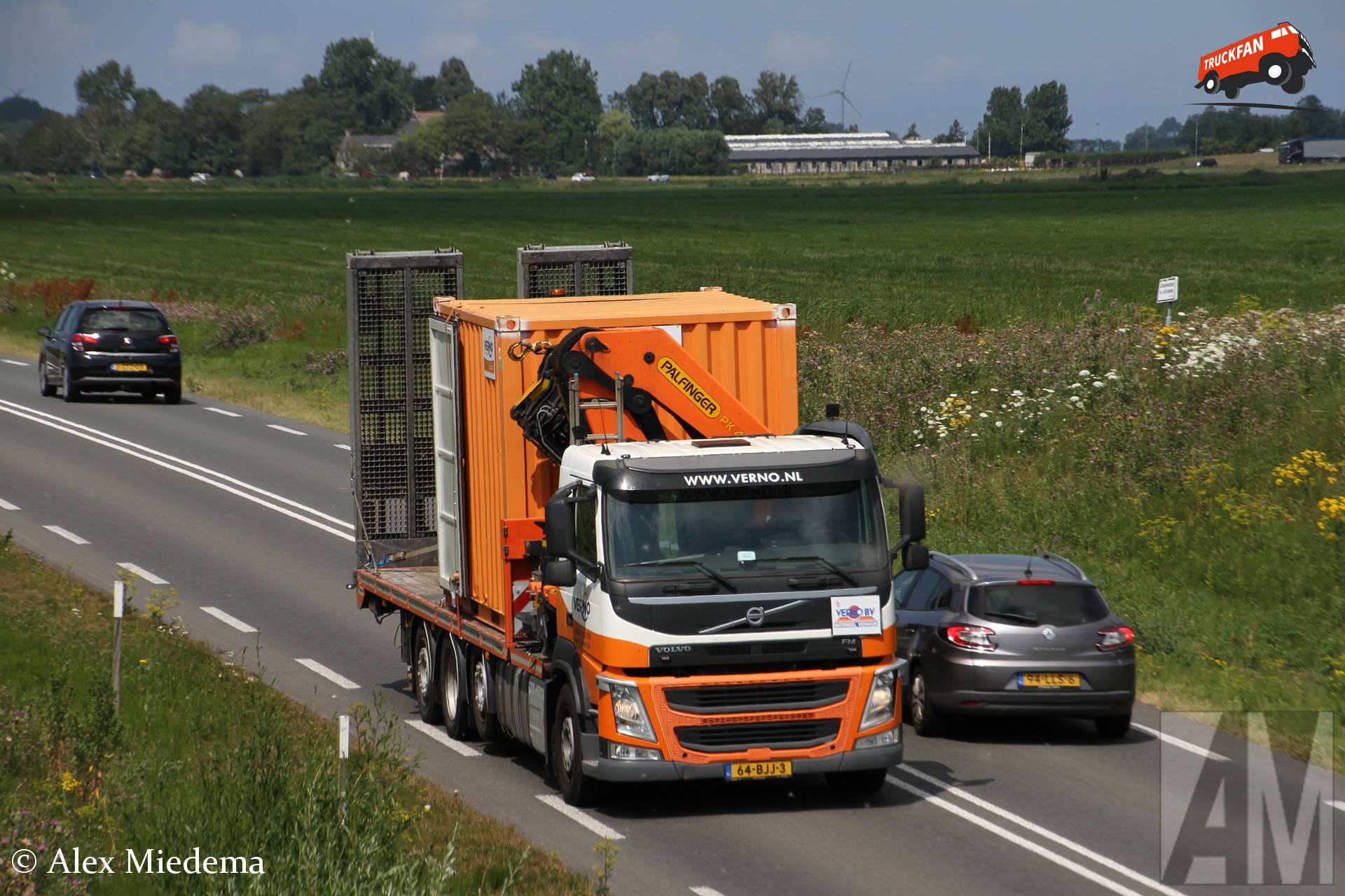 Volvo FM 4e generatie vrachtwagen bij het N398 viaduct
