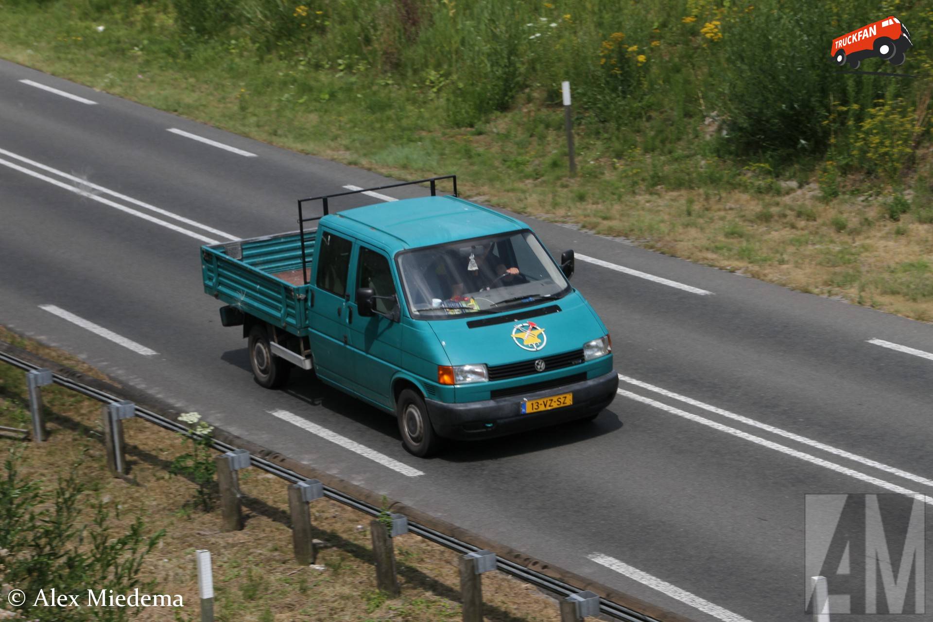 VW Transporter T4 DoKa met gesmeed motorkap logo