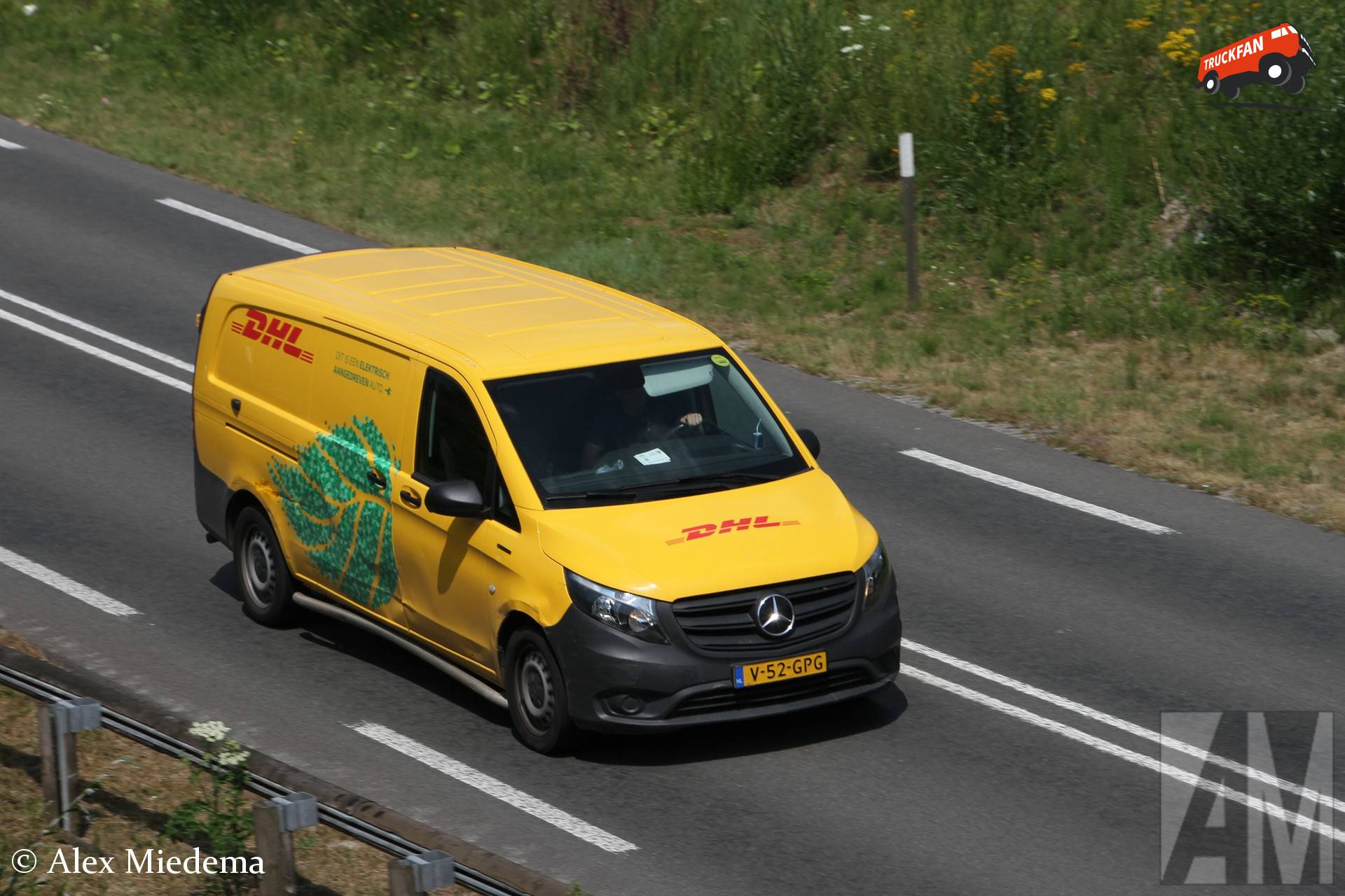 Mercedes-Benz eVito van DHL bij viaduct Langestraat N398