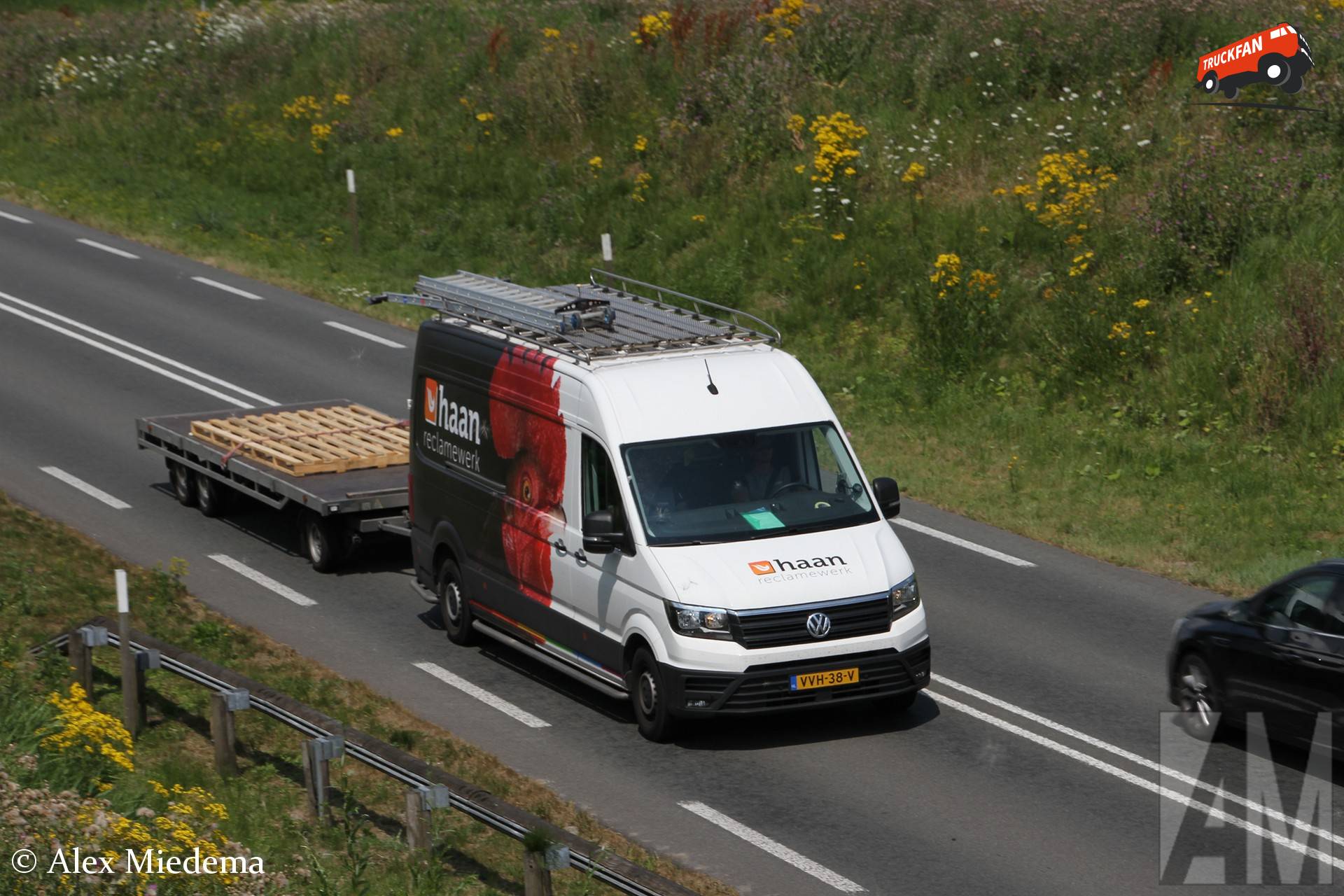 VW Crafter van Haan Reclamewerk tussen Stiens en Bitgummole