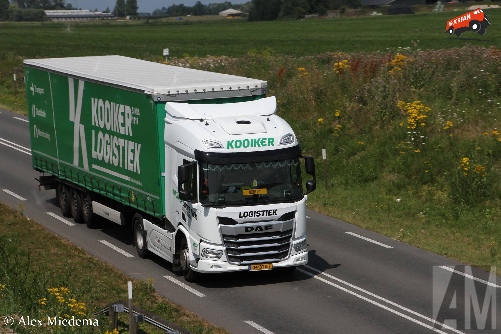 DAF XD 410 FA met Krone schuifzeiloplegger bij viaduct
