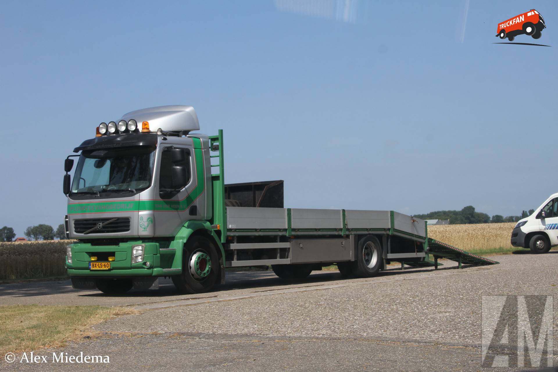 Volvo FL vrachtwagen van Pluimveevangbedrijf Van der Veen