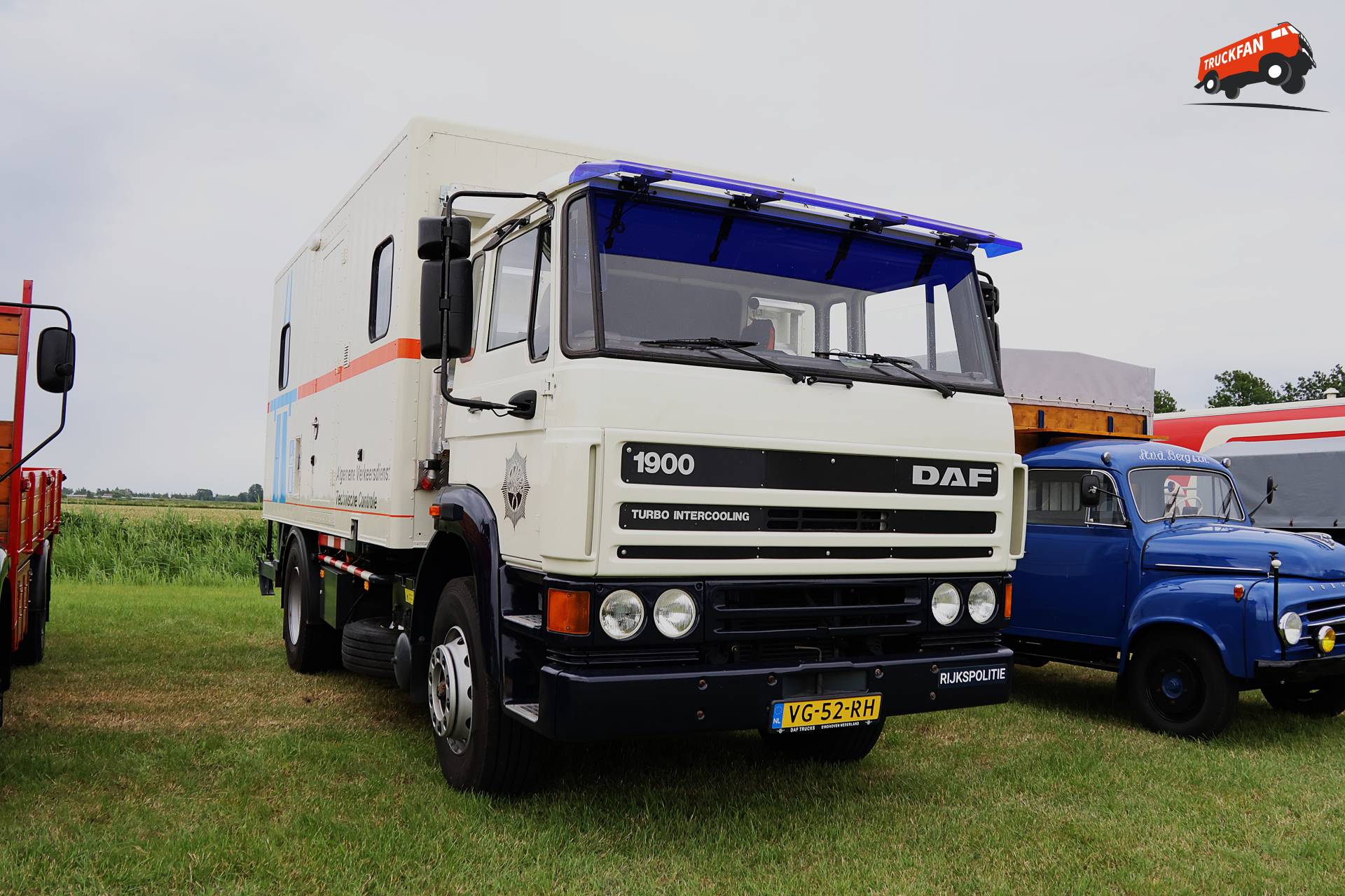 DAF 1900 truck bij historisch festival in Hensbroek