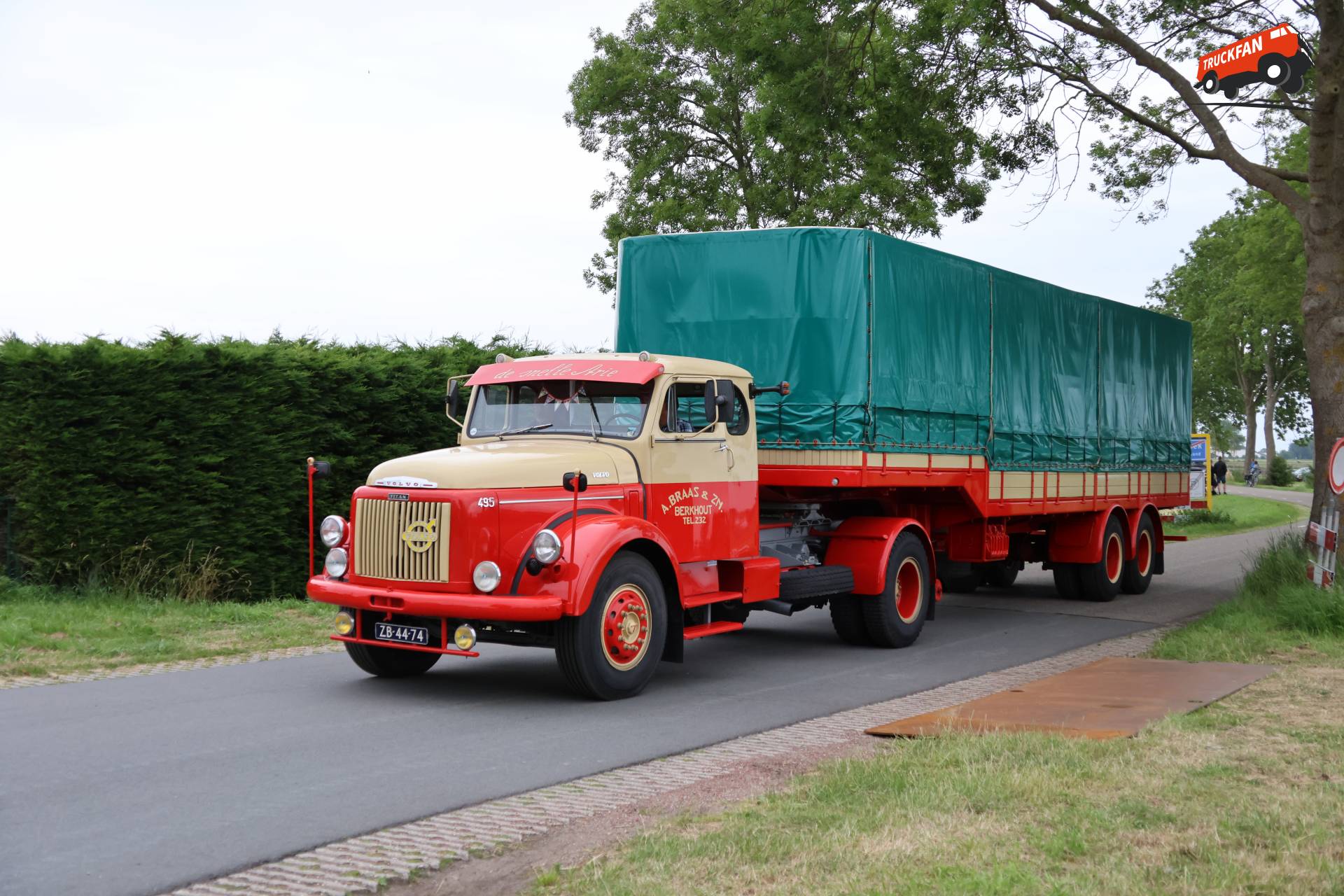 Volvo L495 op historisch festival in Hensbroek
