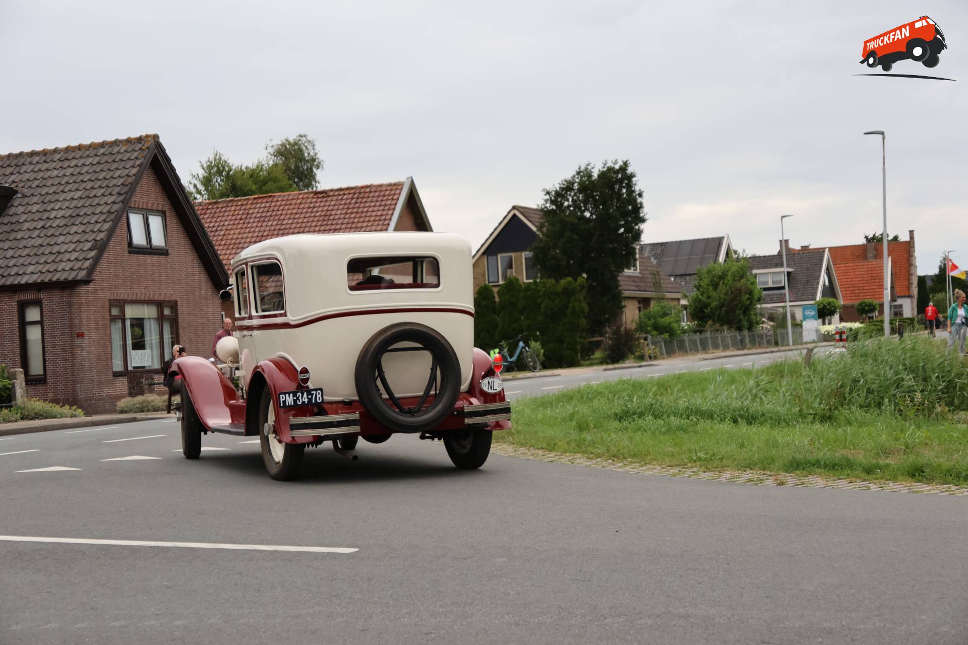 Chevrolet Coach op historisch festival in Hensbroek