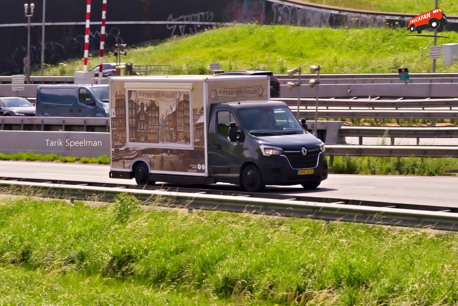 Renault Master foodtruck VNK-55-G op de A16