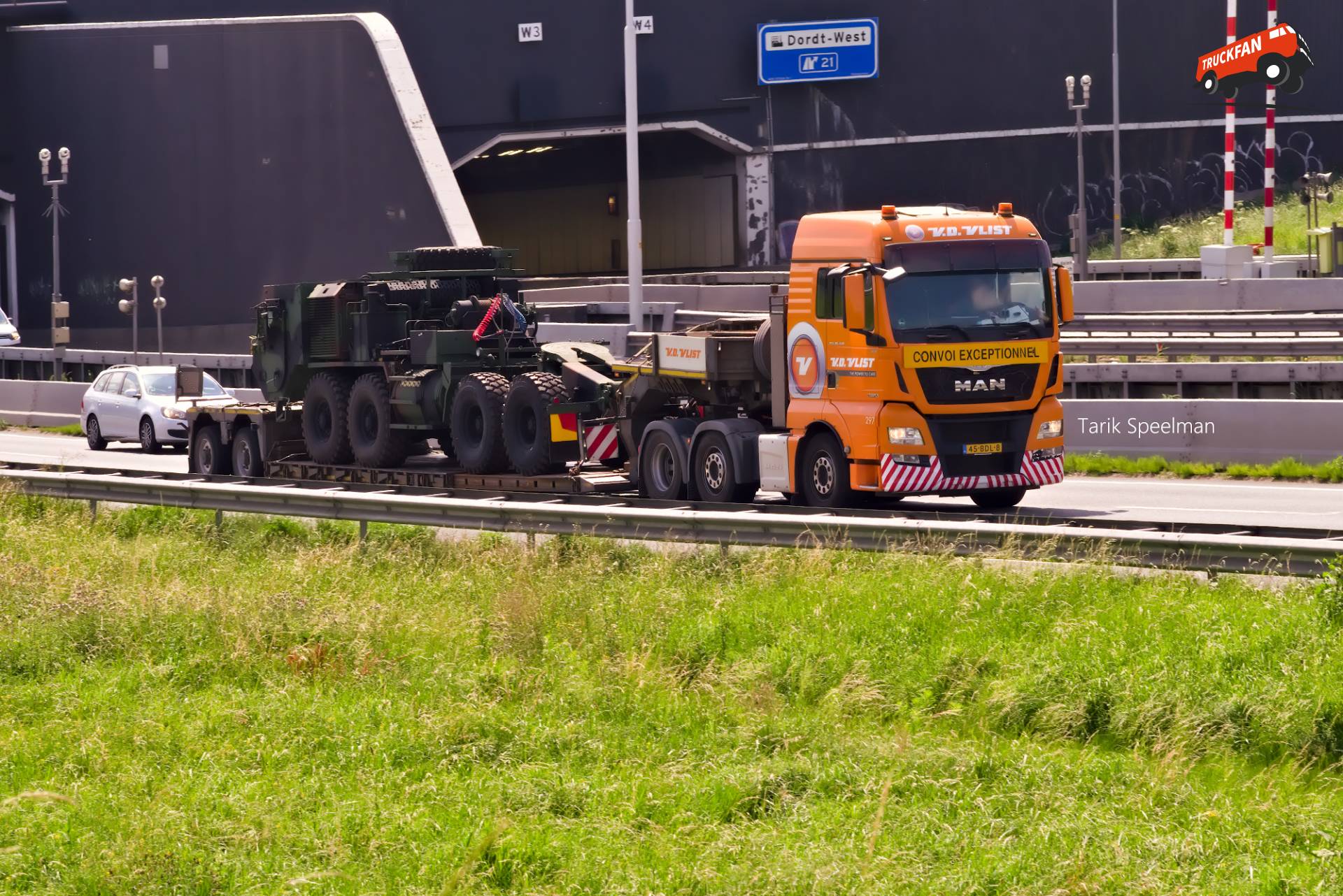 297, MAN TGX 2nd Gen vrachtwagen op A16