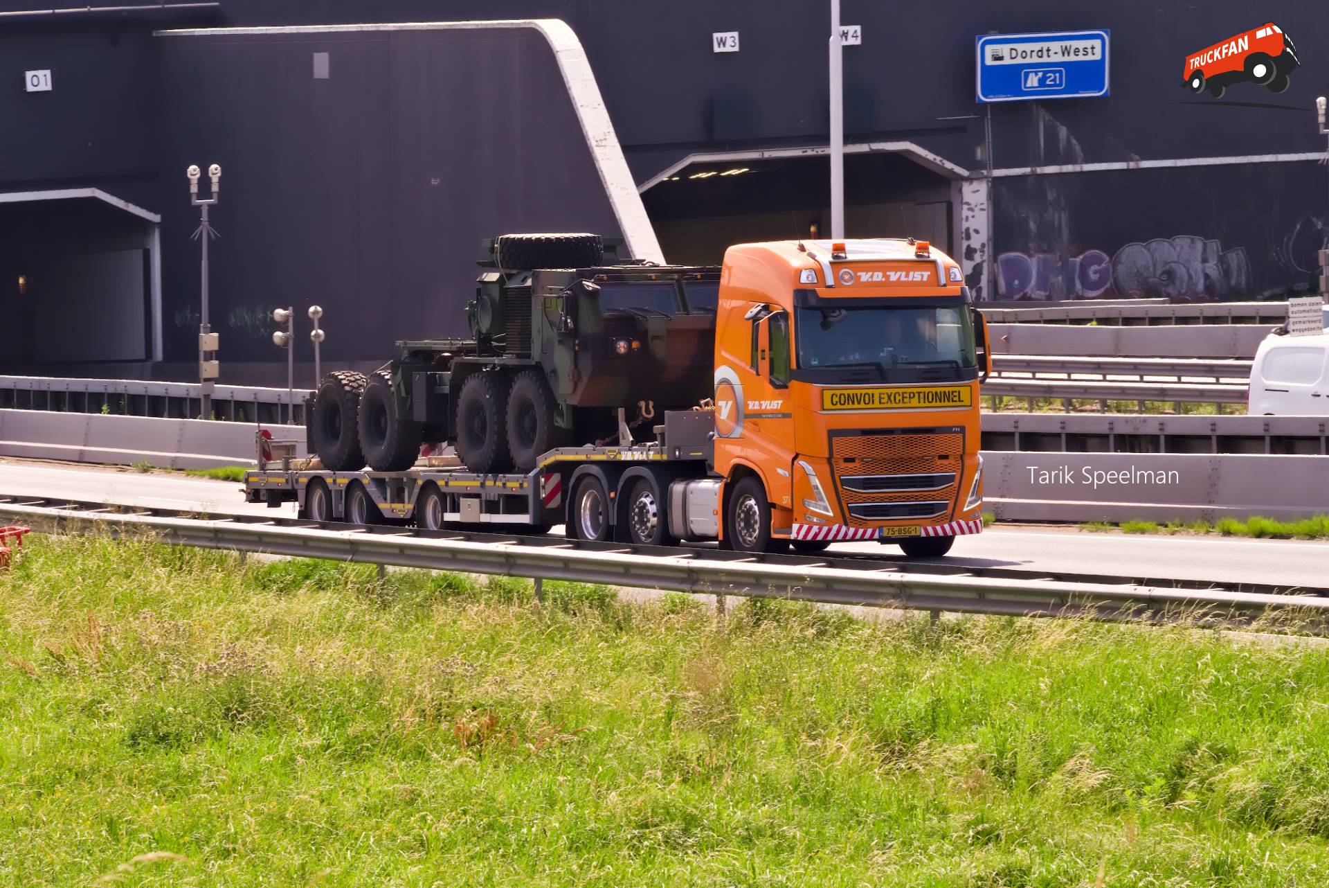 371, Volvo FH 5th Gen vrachtwagen op A16