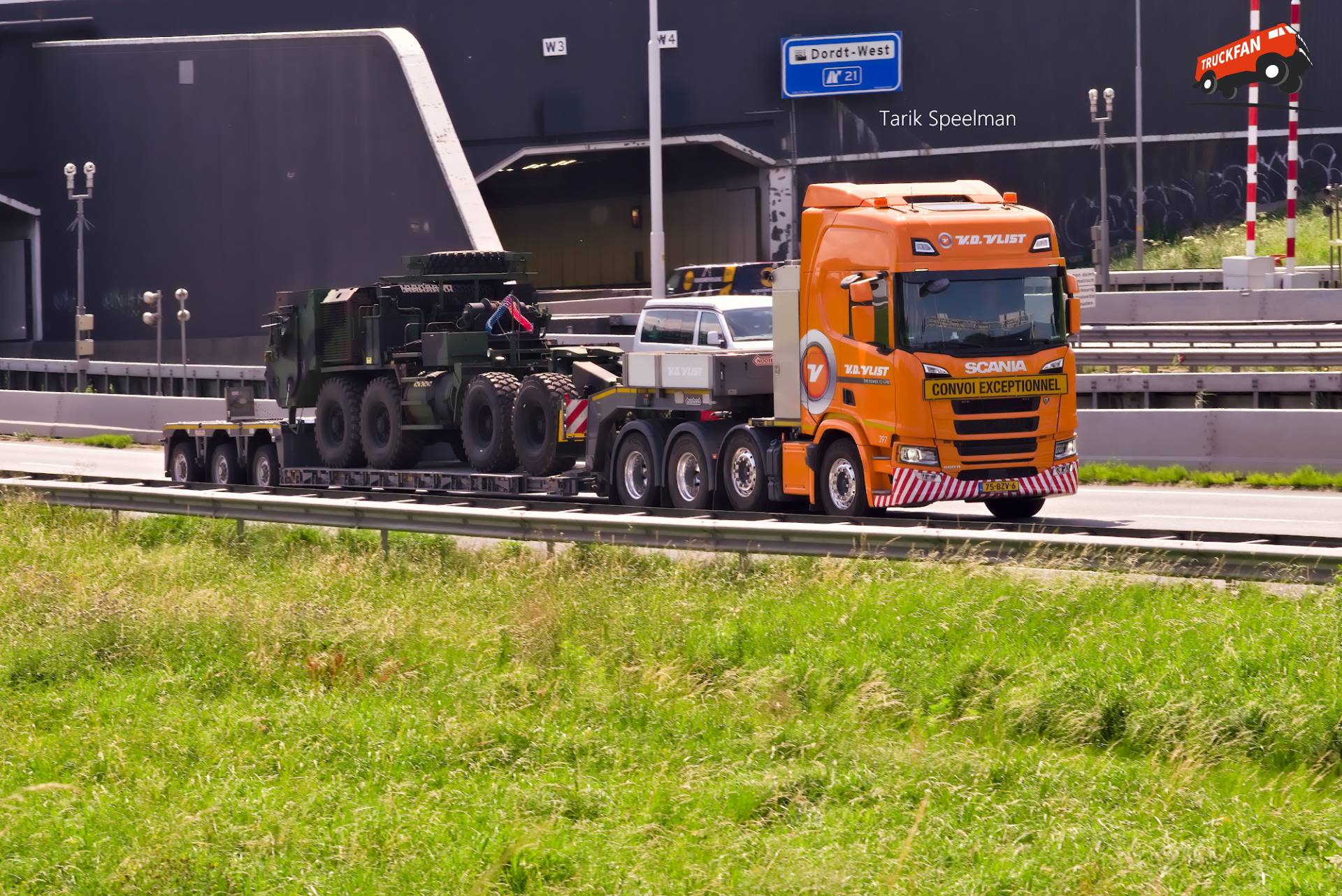 Scania 560R vrachtwagen met kenteken 75-BZV-6 op A16