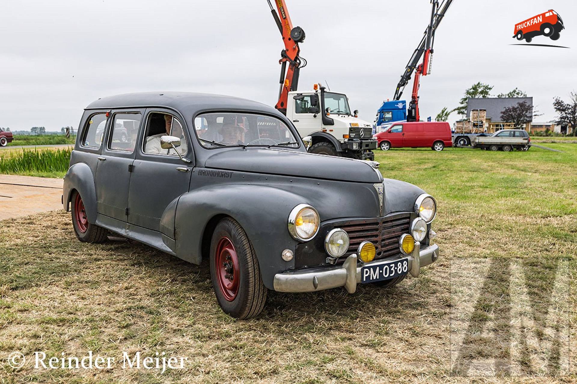 Peugeot 203 uit 1959 bij Oldtimerdei Nijlân