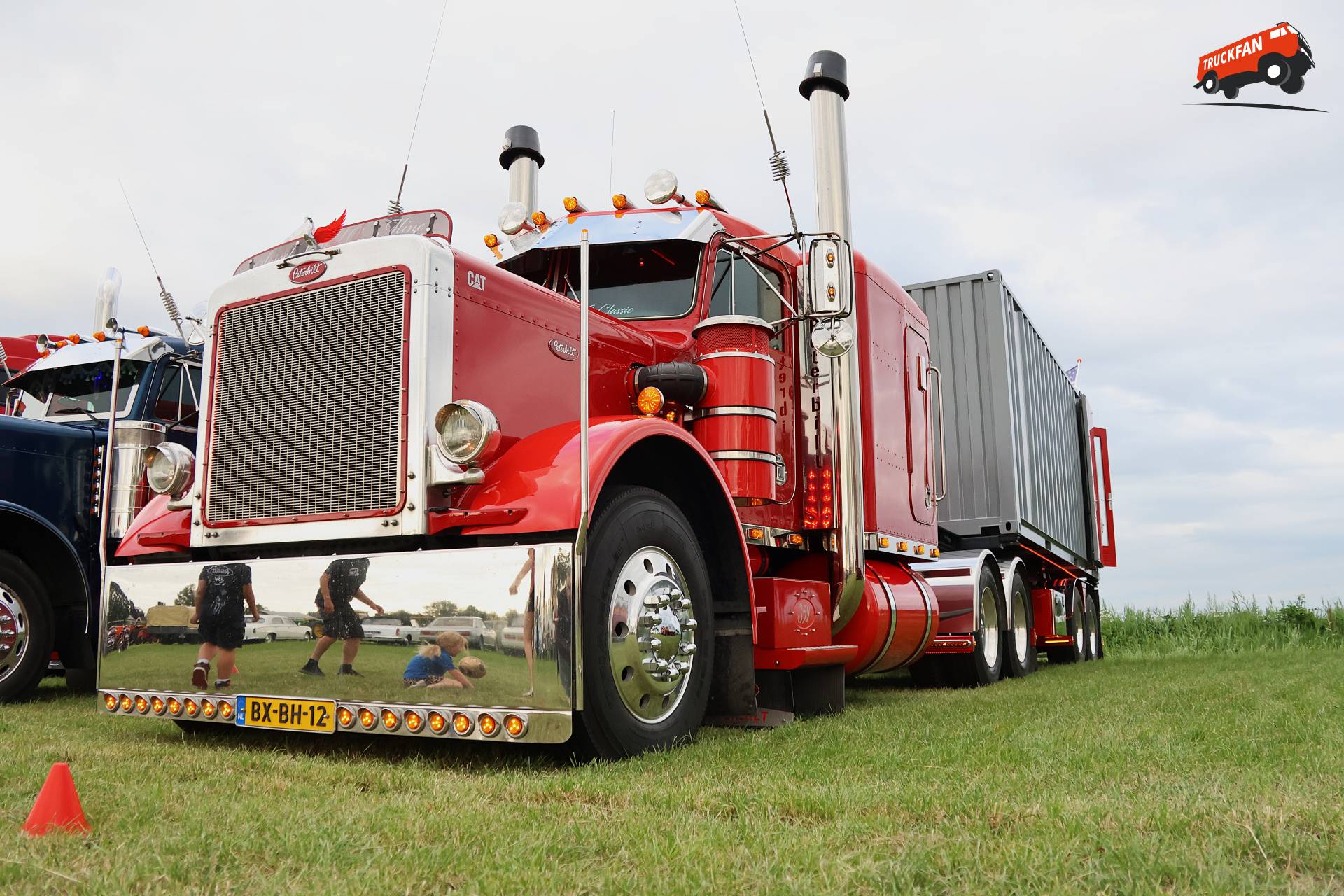 Peterbilt 359 truck op Historisch Festival Hensbroek