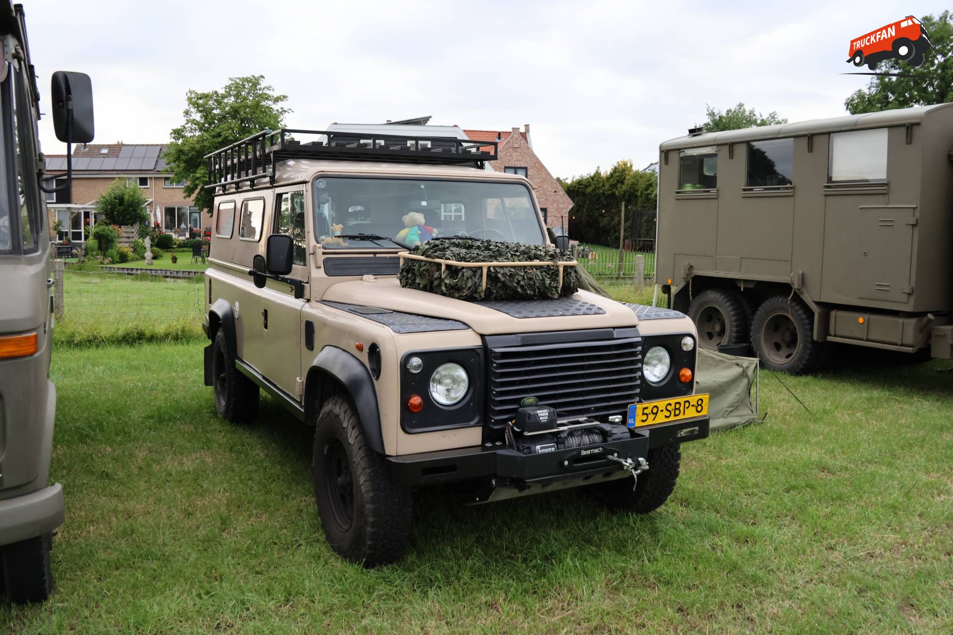 Land Rover 110 op historisch festival in Hensbroek
