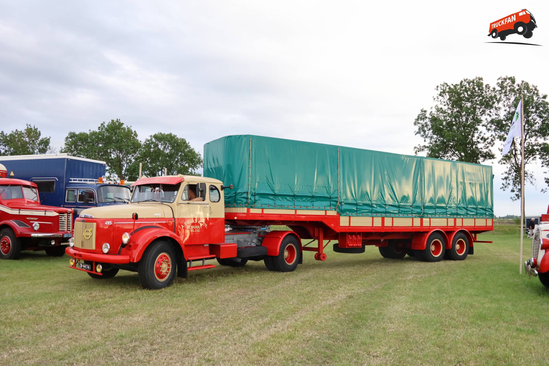Volvo L495 op historisch festival in Hensbroek