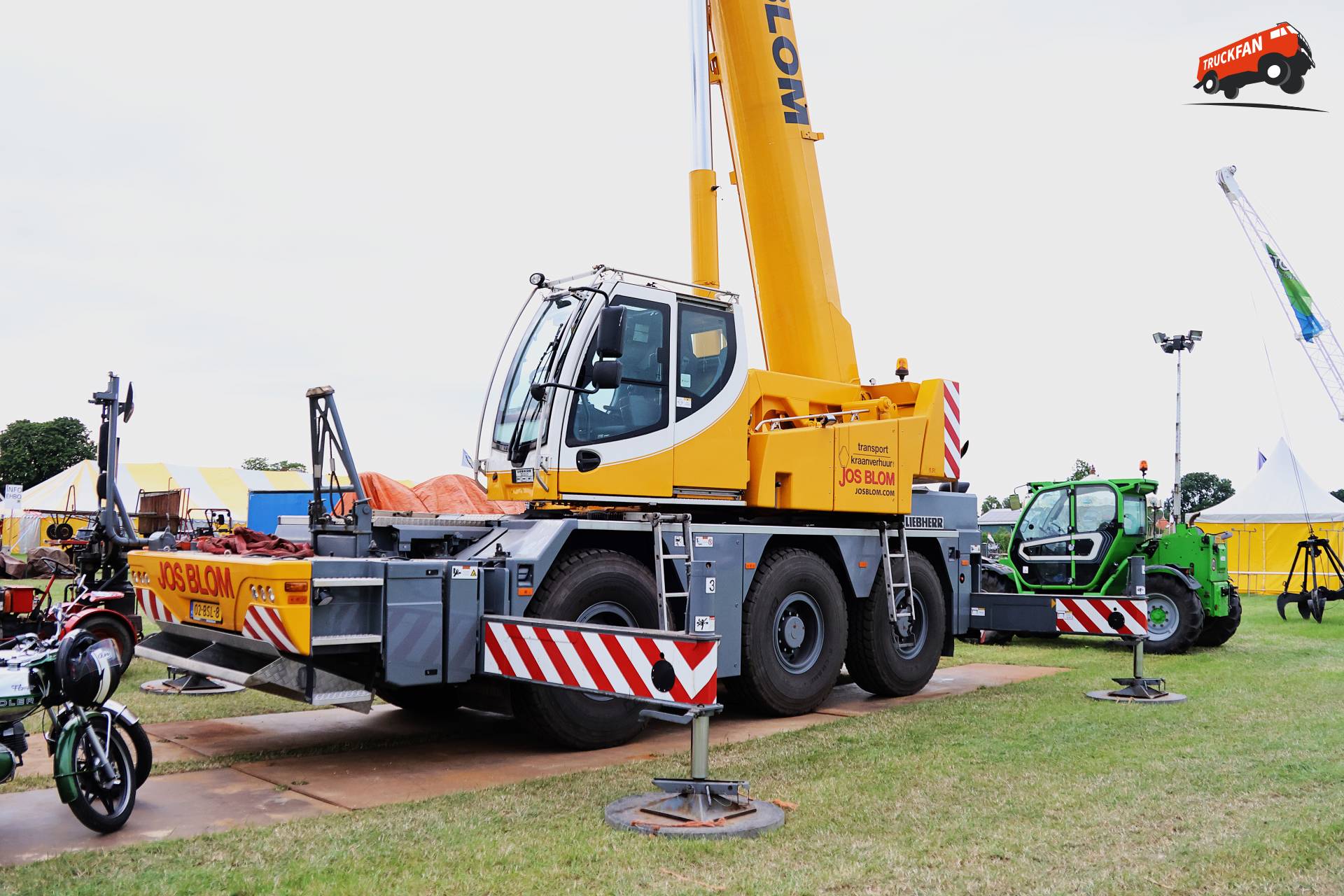 Liebherr LTC 1045 op historisch festival in Hensbroek