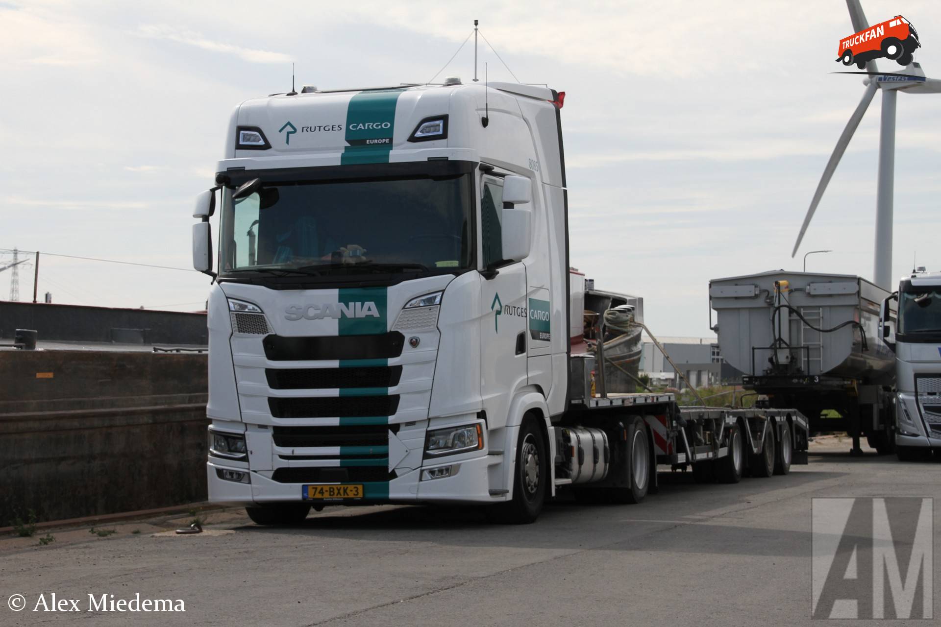 Scania 460S vrachtwagen van Rutges Cargo in Franeker