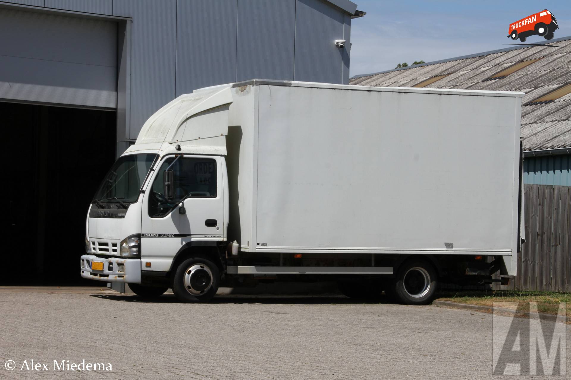 Isuzu NPR vrachtwagen in Minnertsga