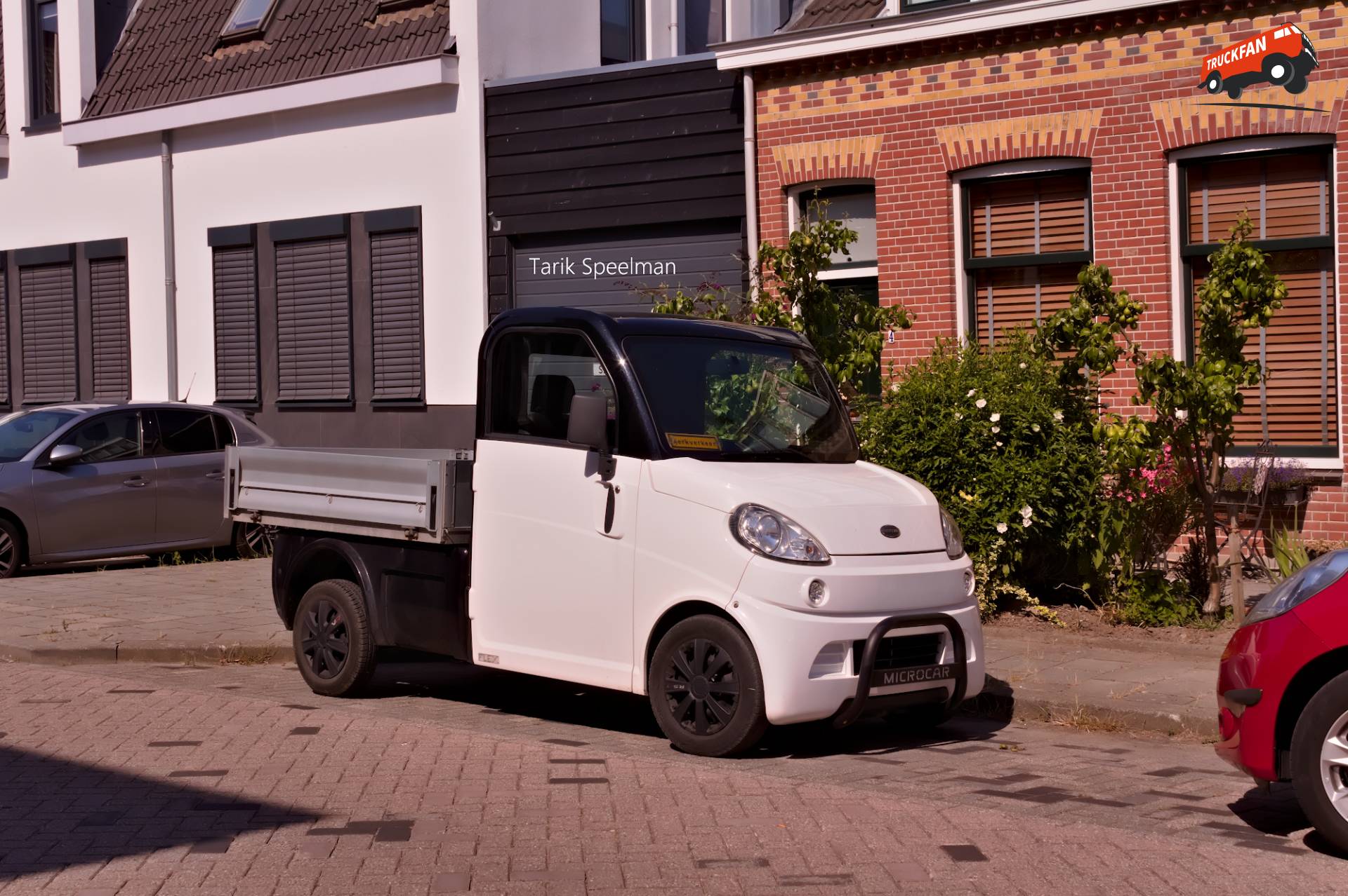 Microcar met open laadbak in Zwijndrecht