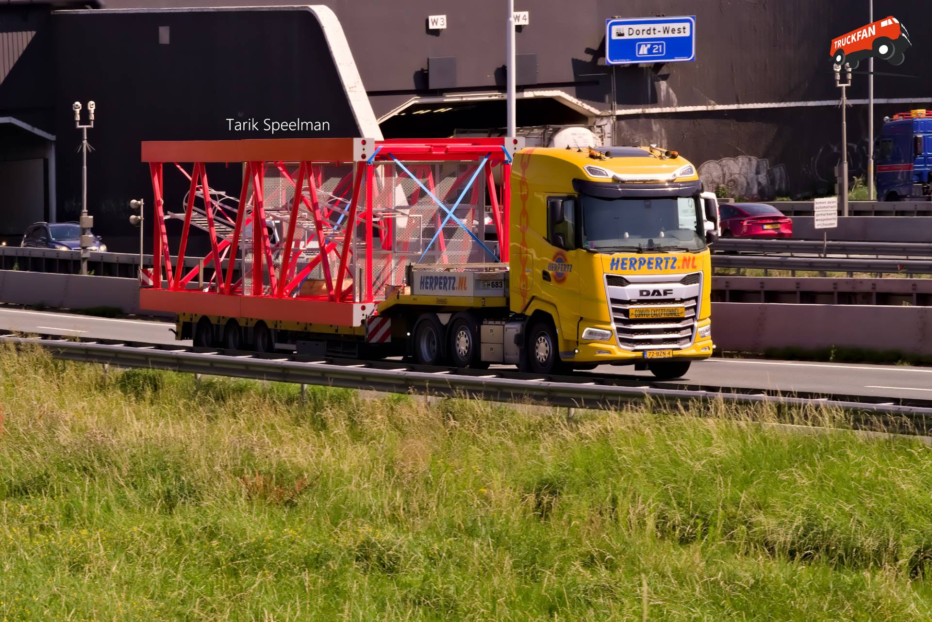 DAF XG vrachtwagen met kenteken 72-BZN-4 op A16